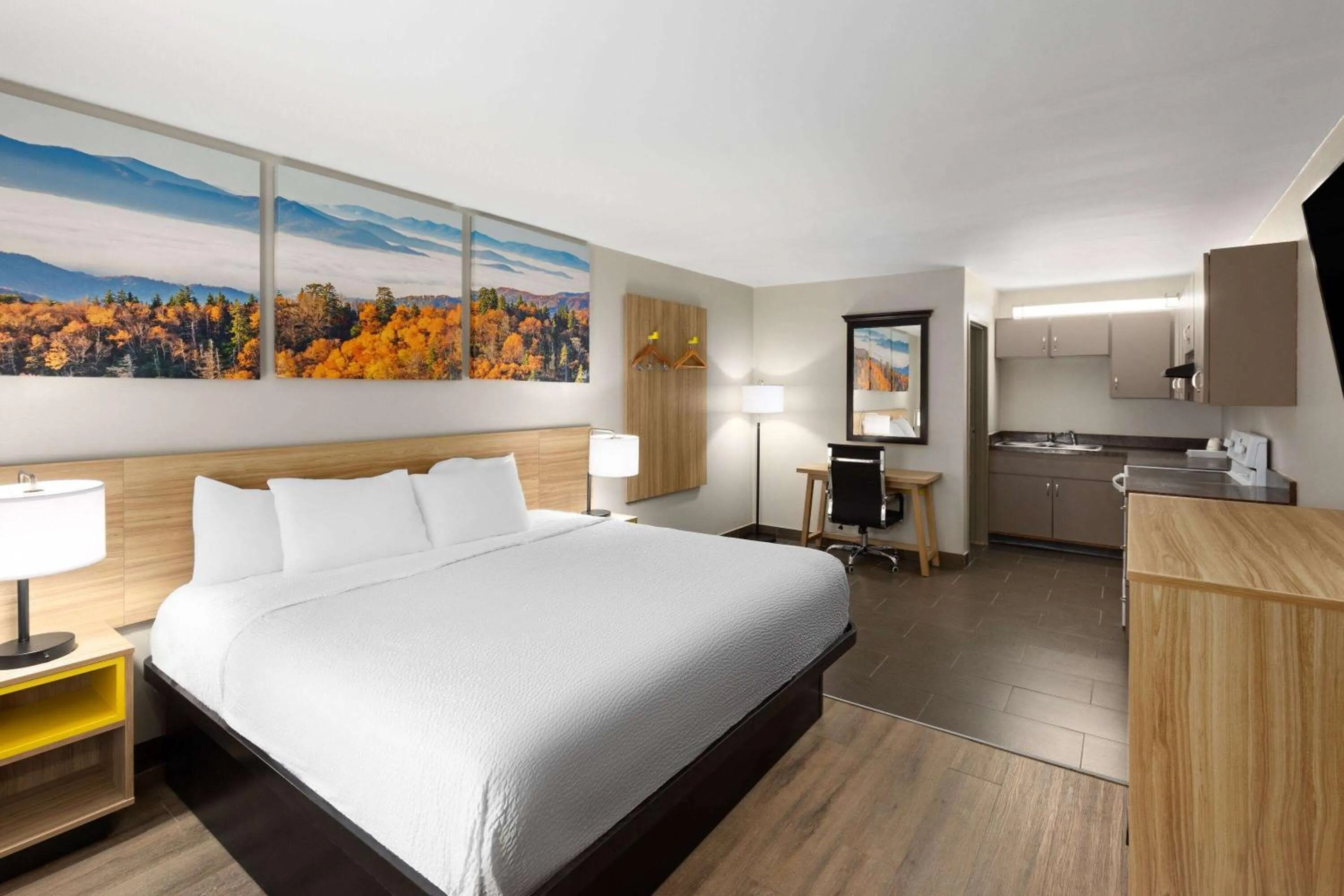 Photo of the whole room, Bed in Days Inn by Wyndham Clarksville North EXIT 4