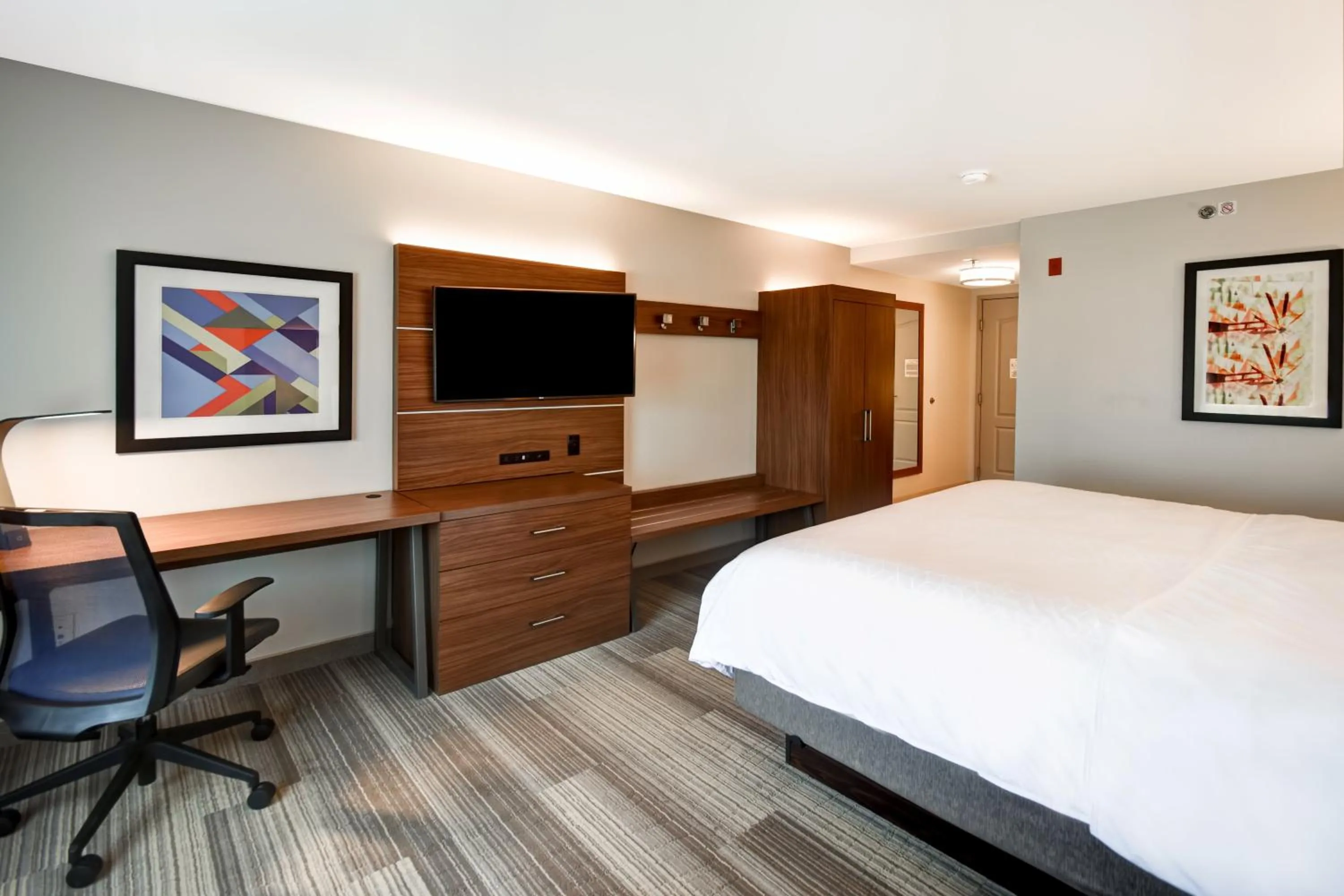 Photo of the whole room, Bed in Holiday Inn Express & Suites Schererville by IHG