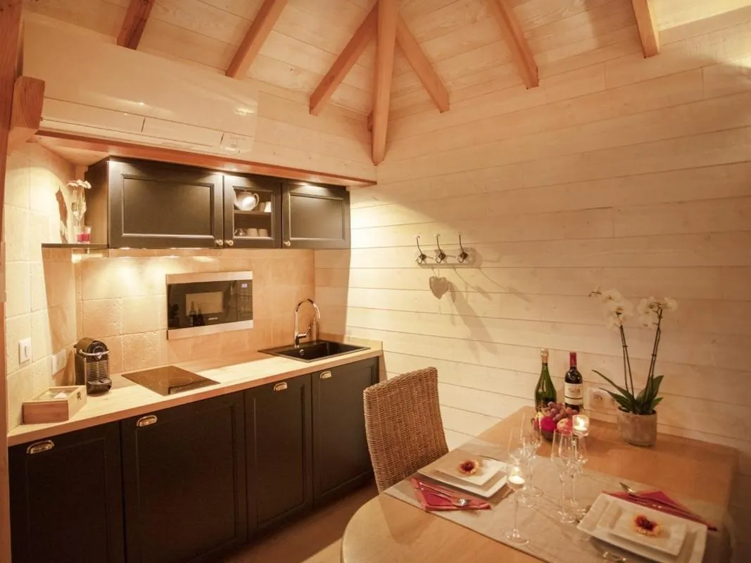 Kitchen or kitchenette in Cabane de Prestige avec Jacuzzi et Sauna privatifs