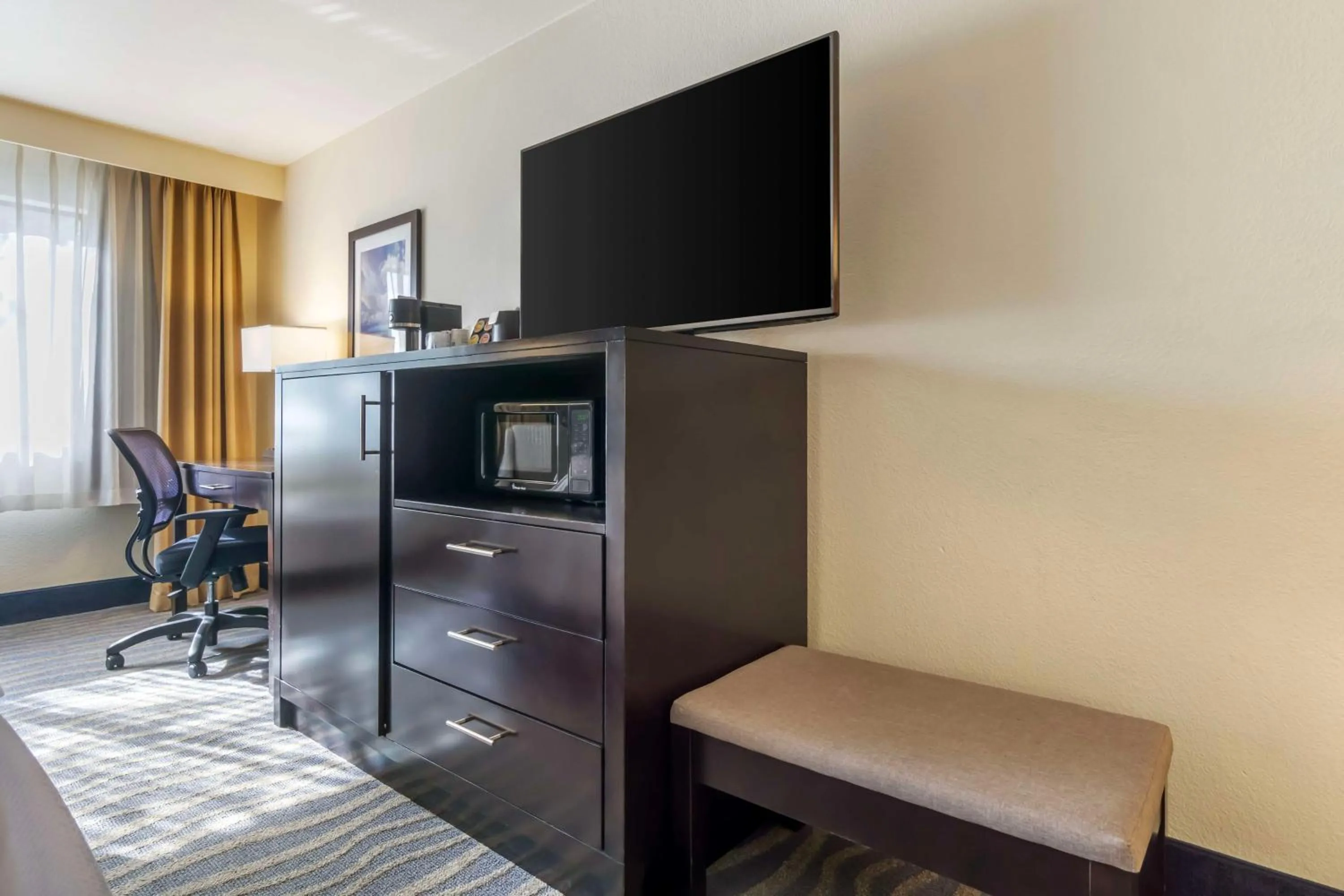 Bedroom in Best Western Plus Edmonds Harbor Inn