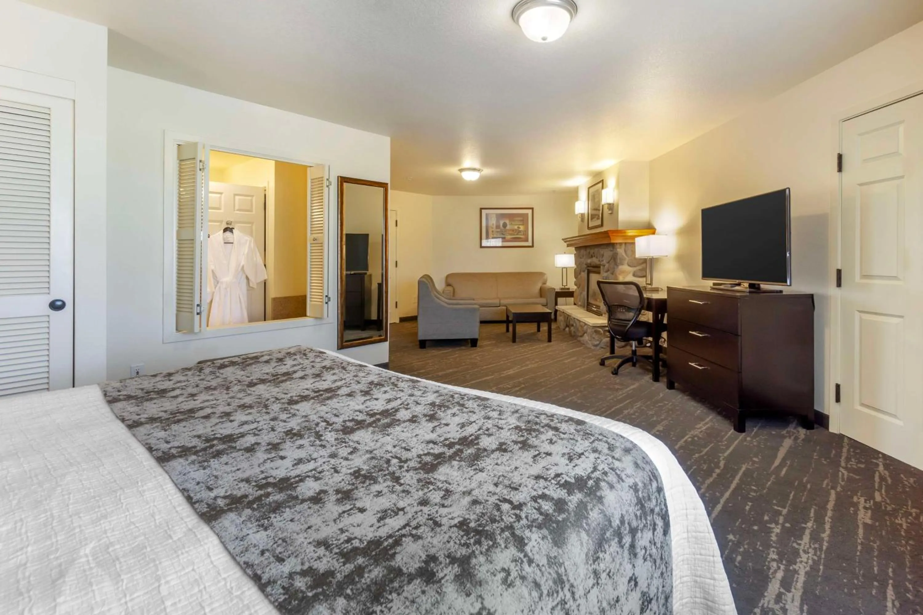 Photo of the whole room, Bed in Best Western Plus Edmonds Harbor Inn