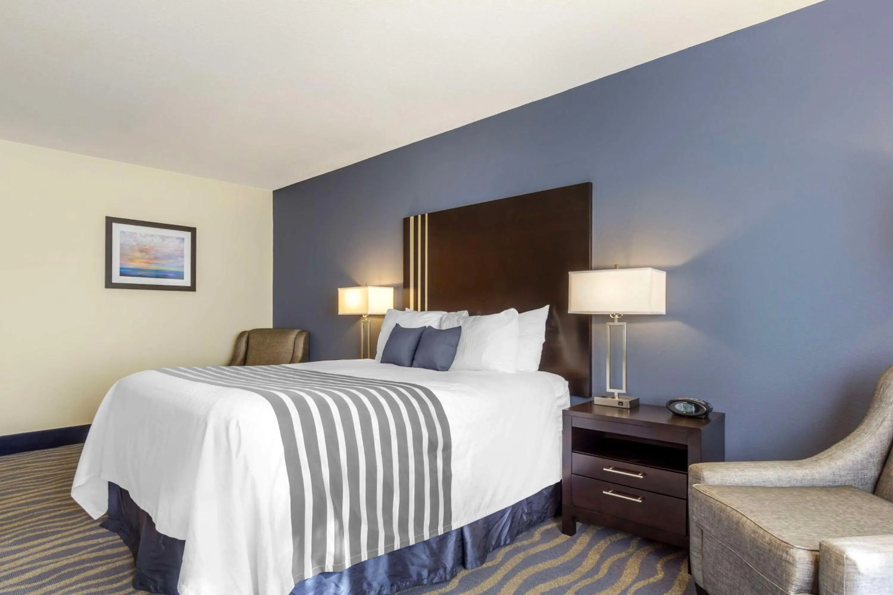 Bedroom, Bed in Best Western Plus Edmonds Harbor Inn