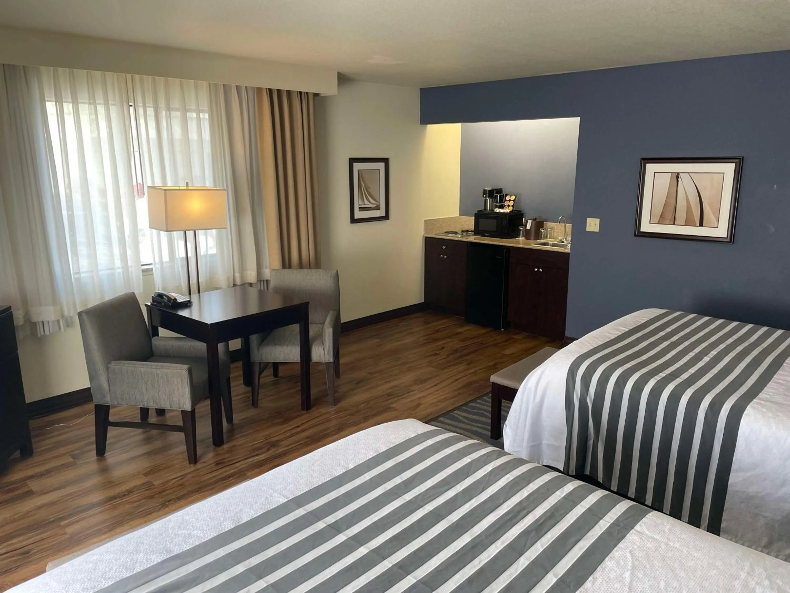 Bedroom, Bed in Best Western Plus Edmonds Harbor Inn