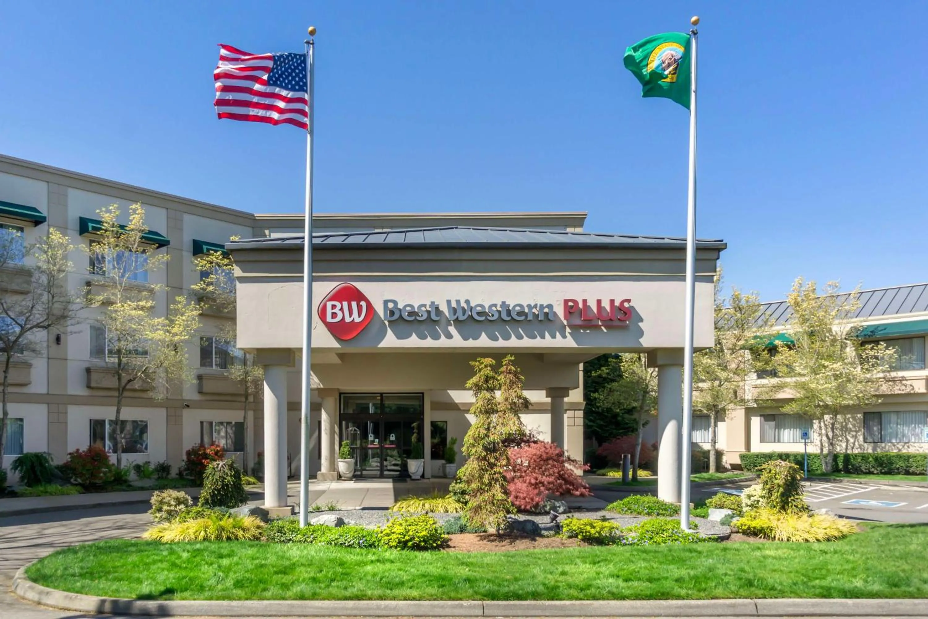 Property building in Best Western Plus Edmonds Harbor Inn