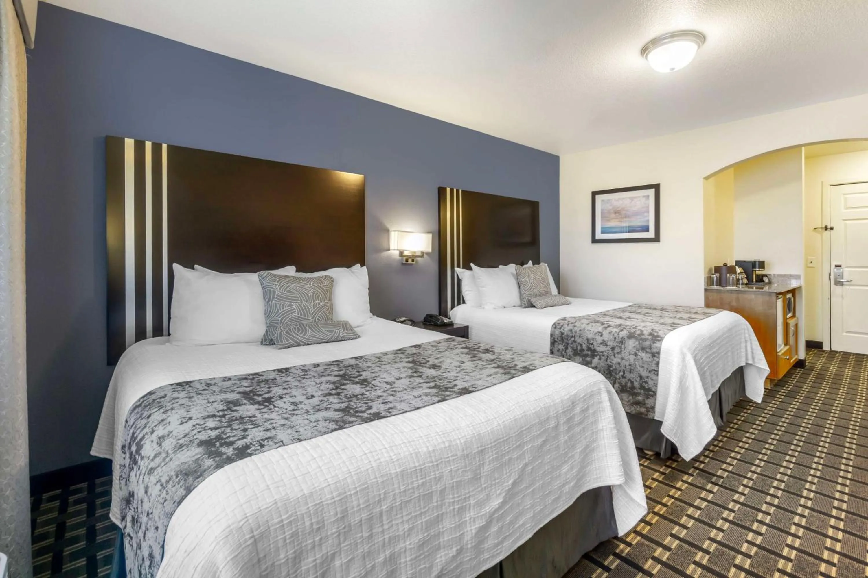 Bedroom, Bed in Best Western Plus Edmonds Harbor Inn