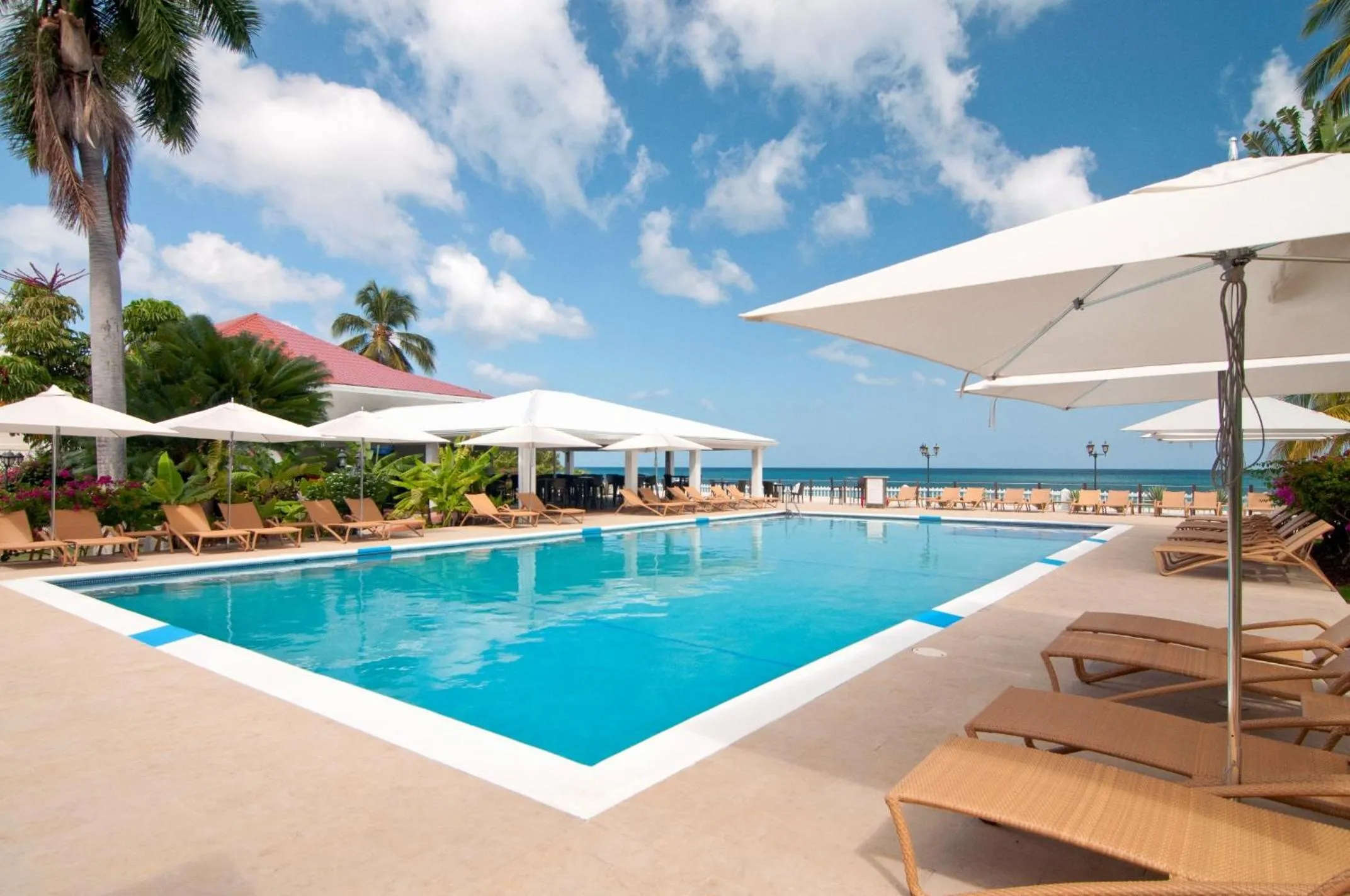 Swimming pool in Radisson Grenada Beach Resort