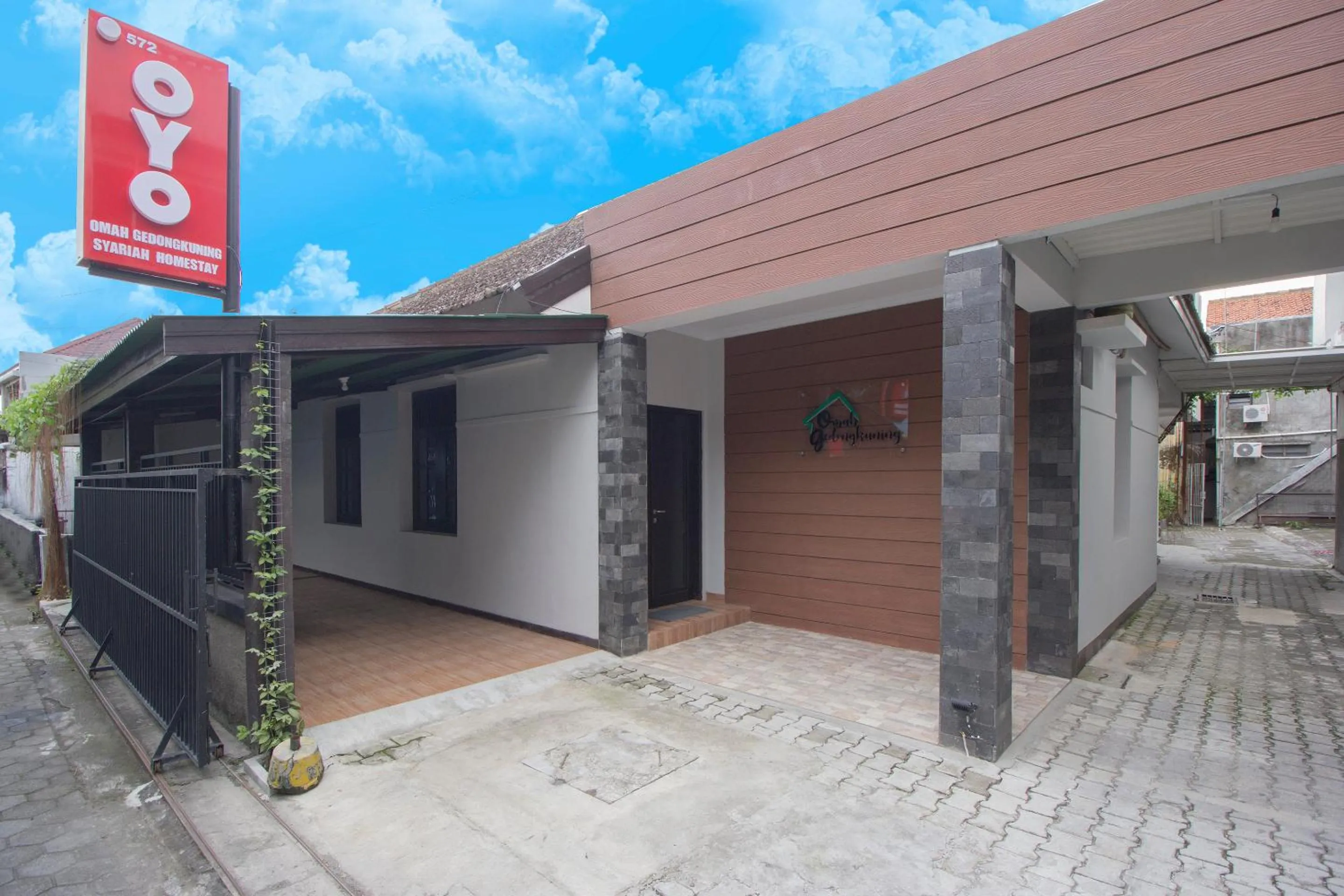 Facade/entrance in OYO 572 Omah Gedongkuning Syariah Homestay