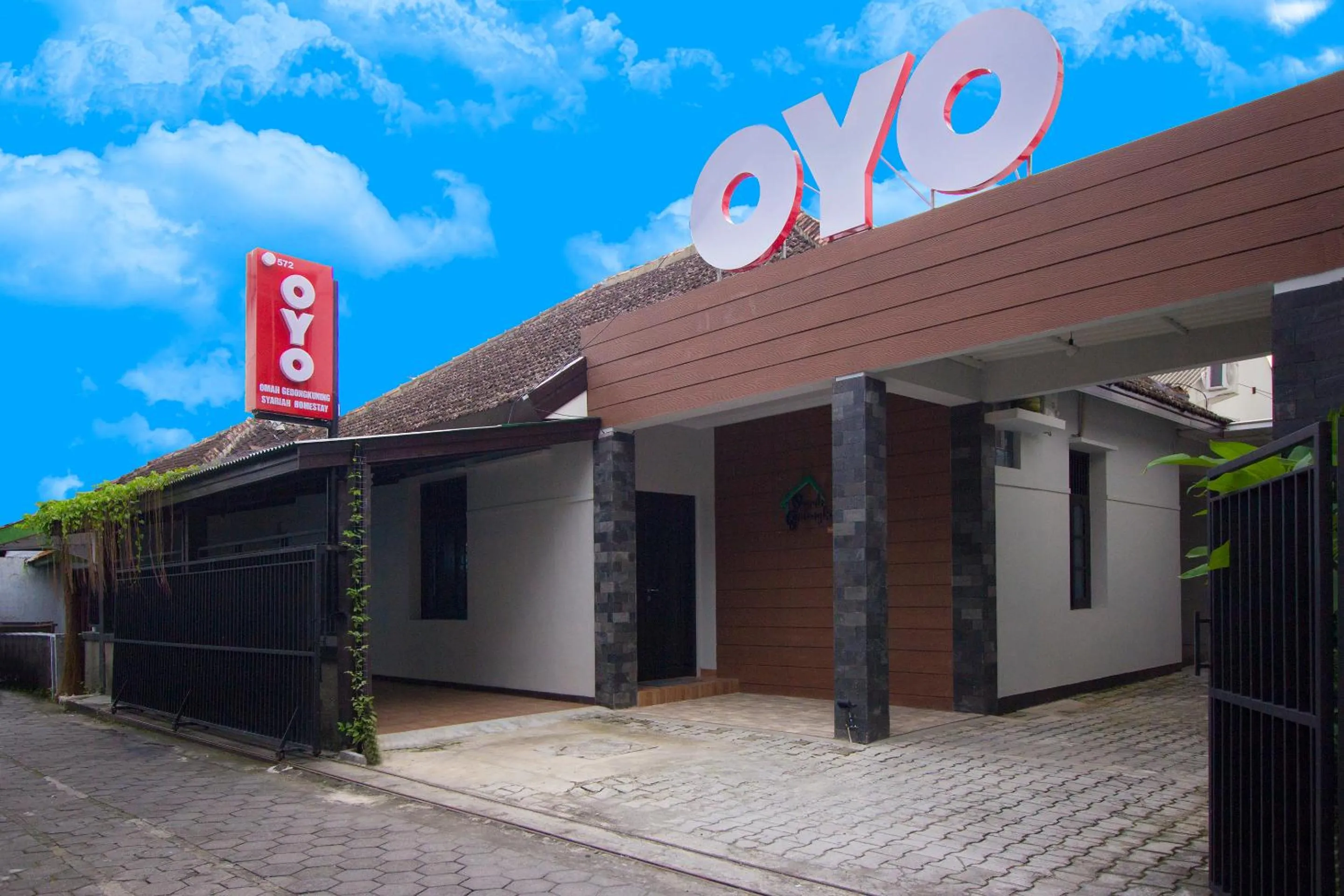 Facade/entrance in OYO 572 Omah Gedongkuning Syariah Homestay