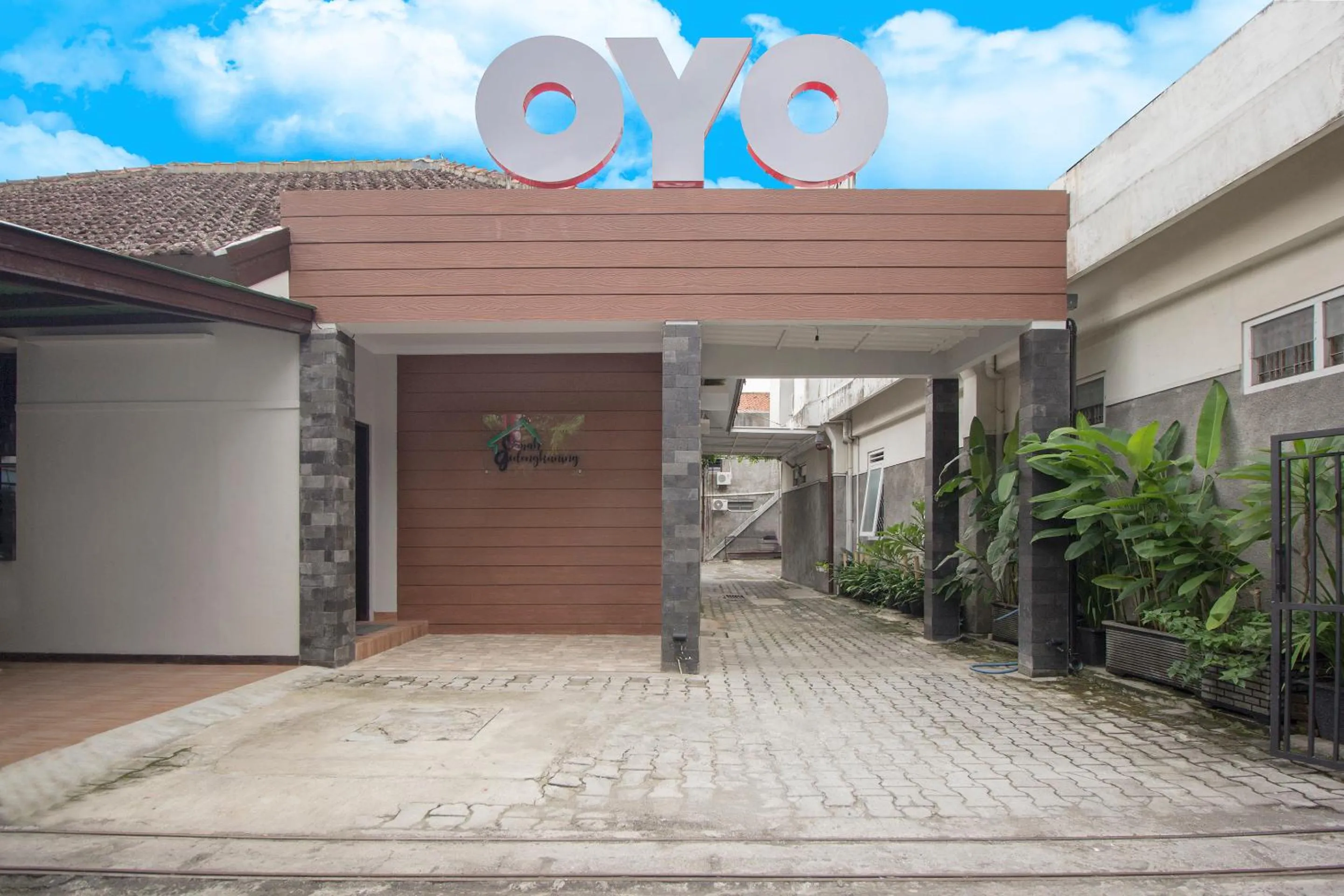 Facade/entrance in OYO 572 Omah Gedongkuning Syariah Homestay