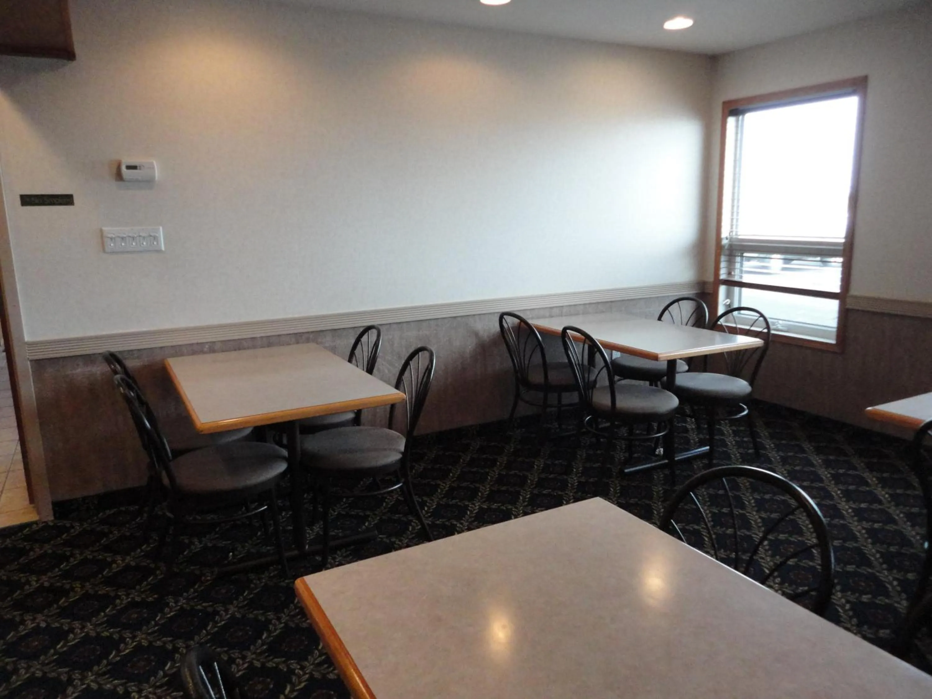 Restaurant/places to eat in Perfect Inns & Suites