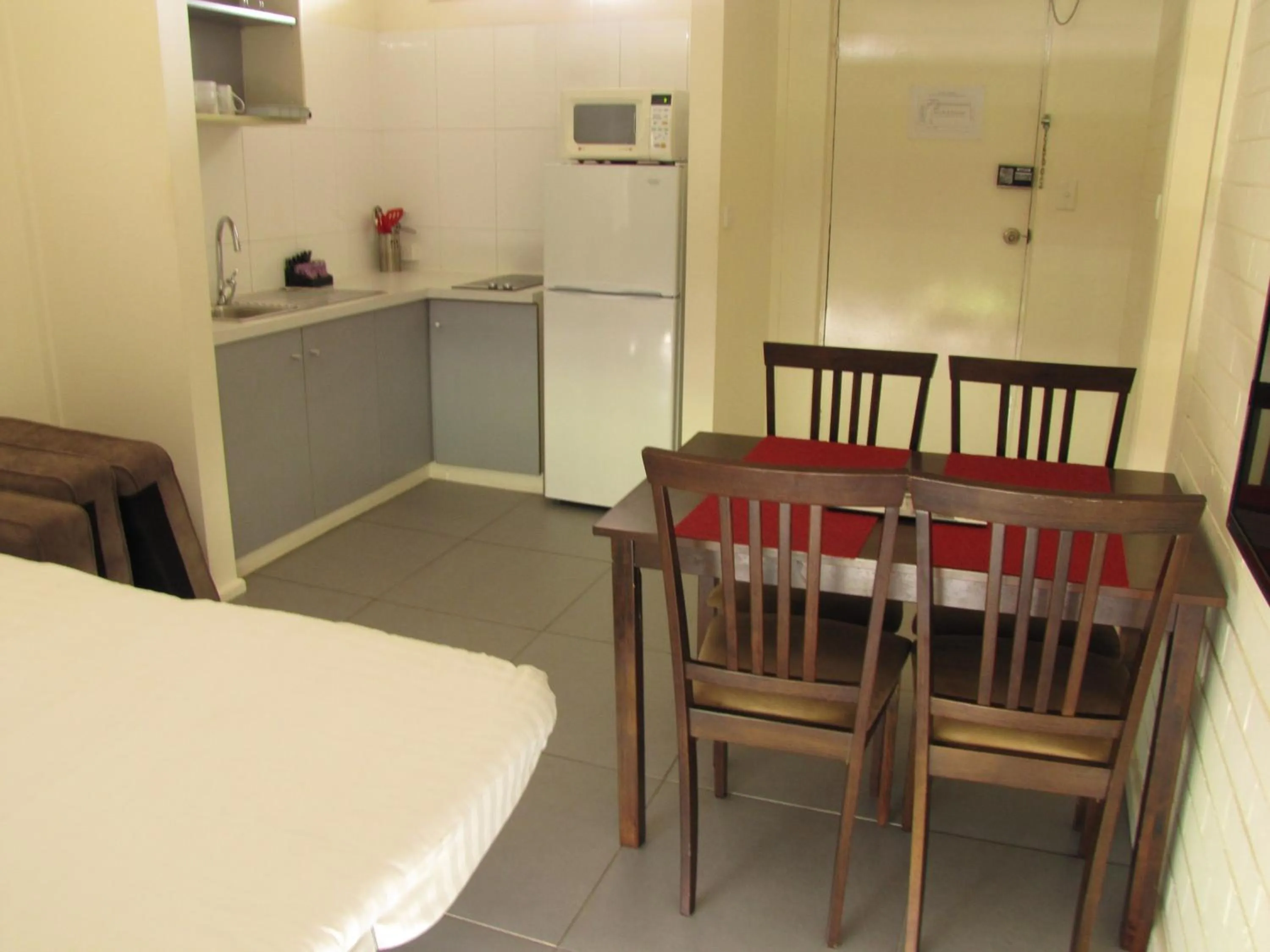 Kitchen or kitchenette in Motel Traralgon