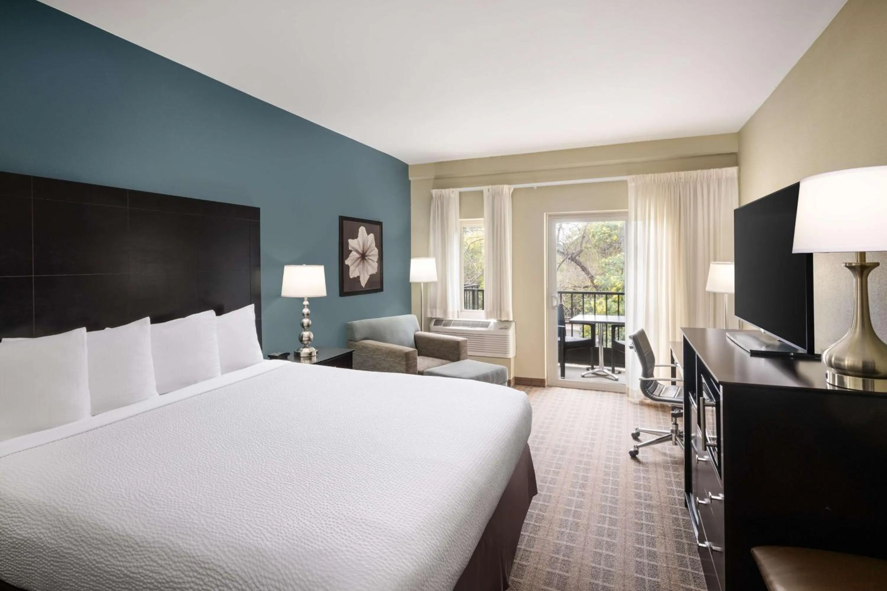 Bedroom, Bed in La Cuesta Inn, BW Signature Collection