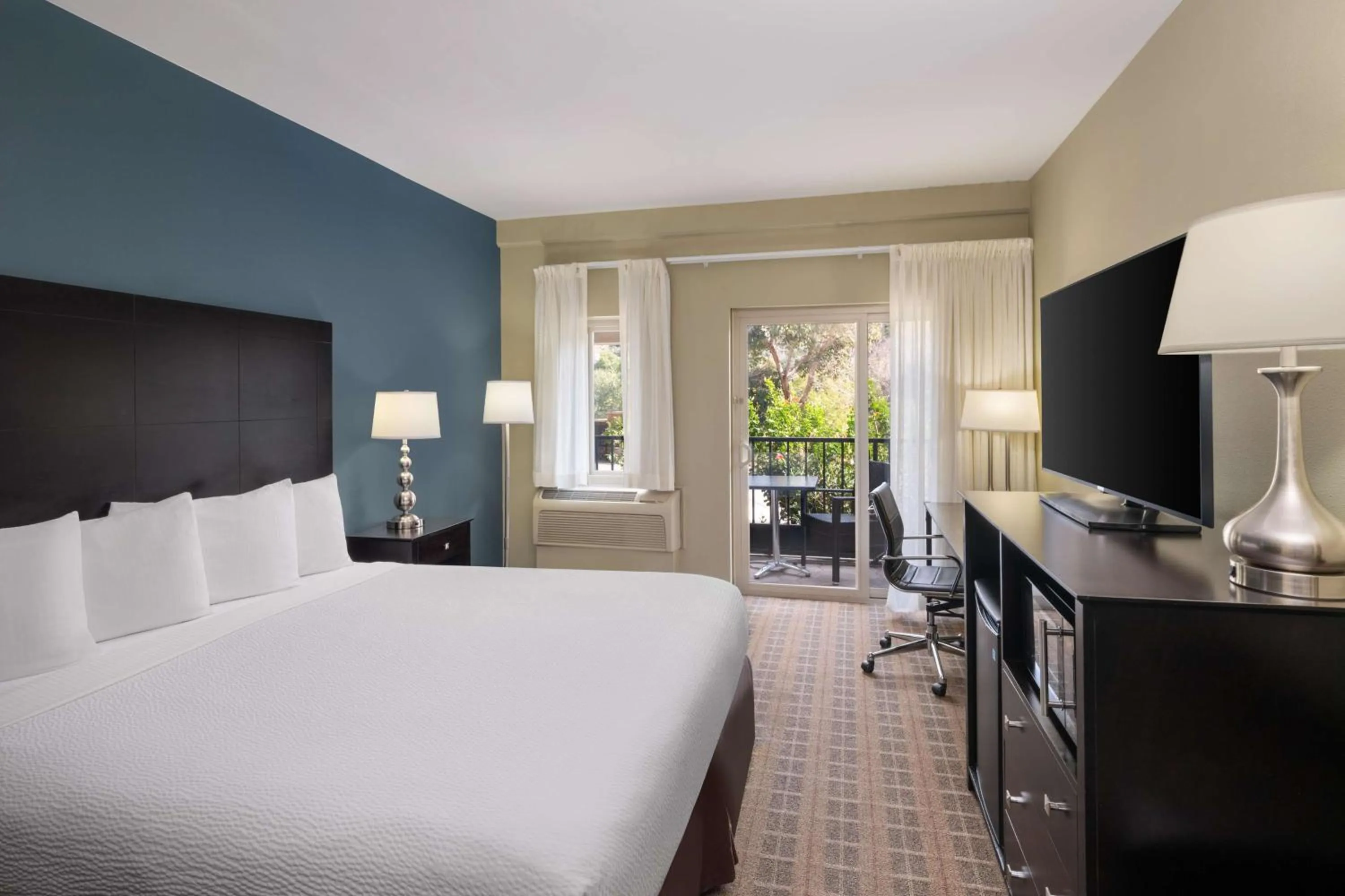 Bedroom, Bed in La Cuesta Inn, BW Signature Collection