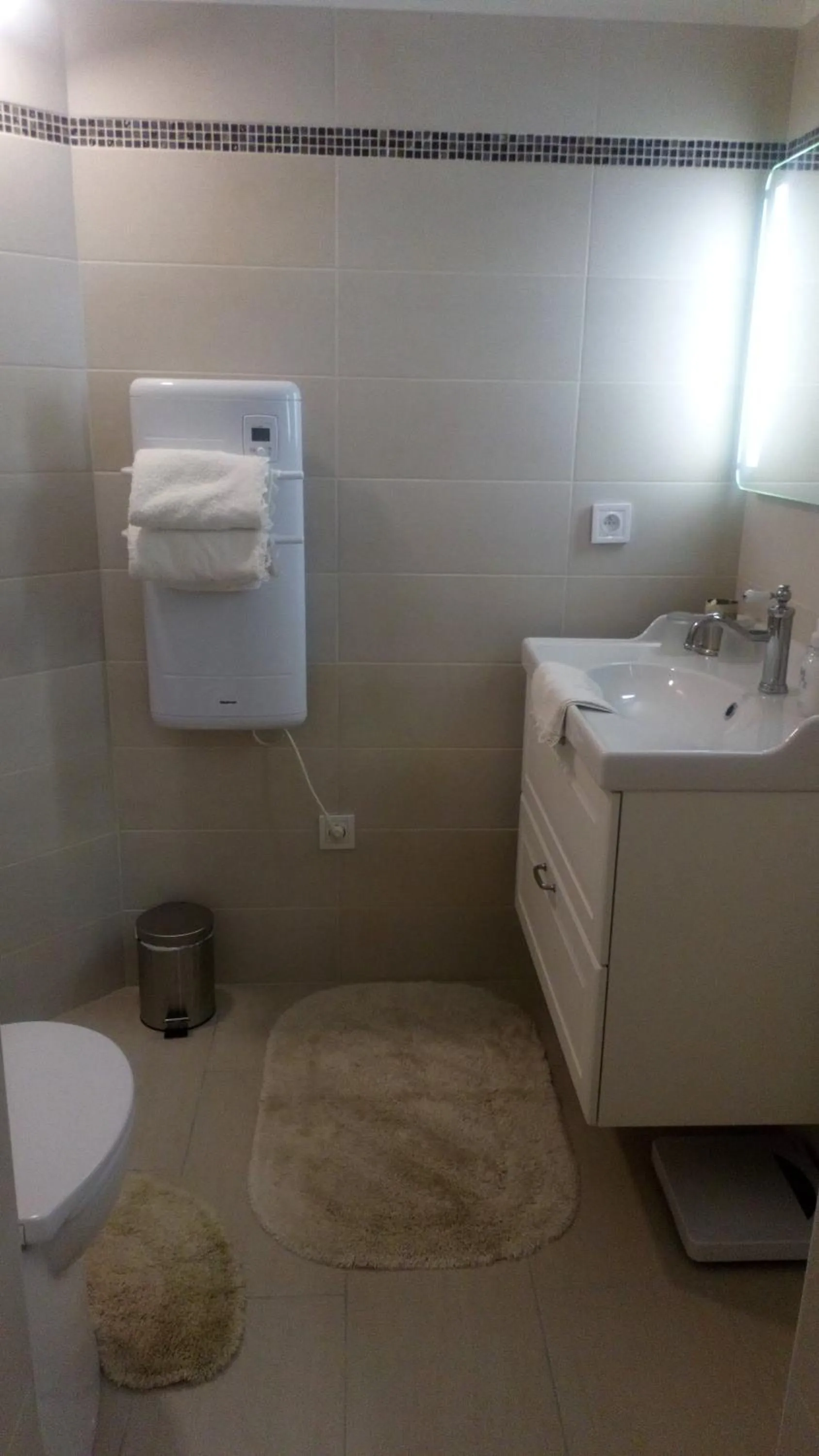 Toilet in Villa De Guénifey