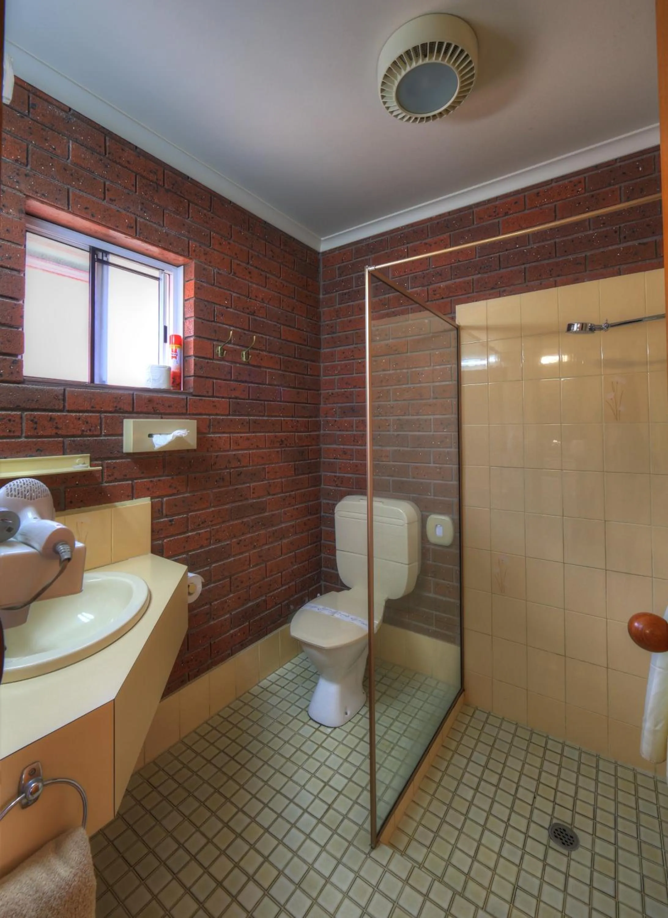 Bathroom in Bairnsdale Tanjil Motor Inn