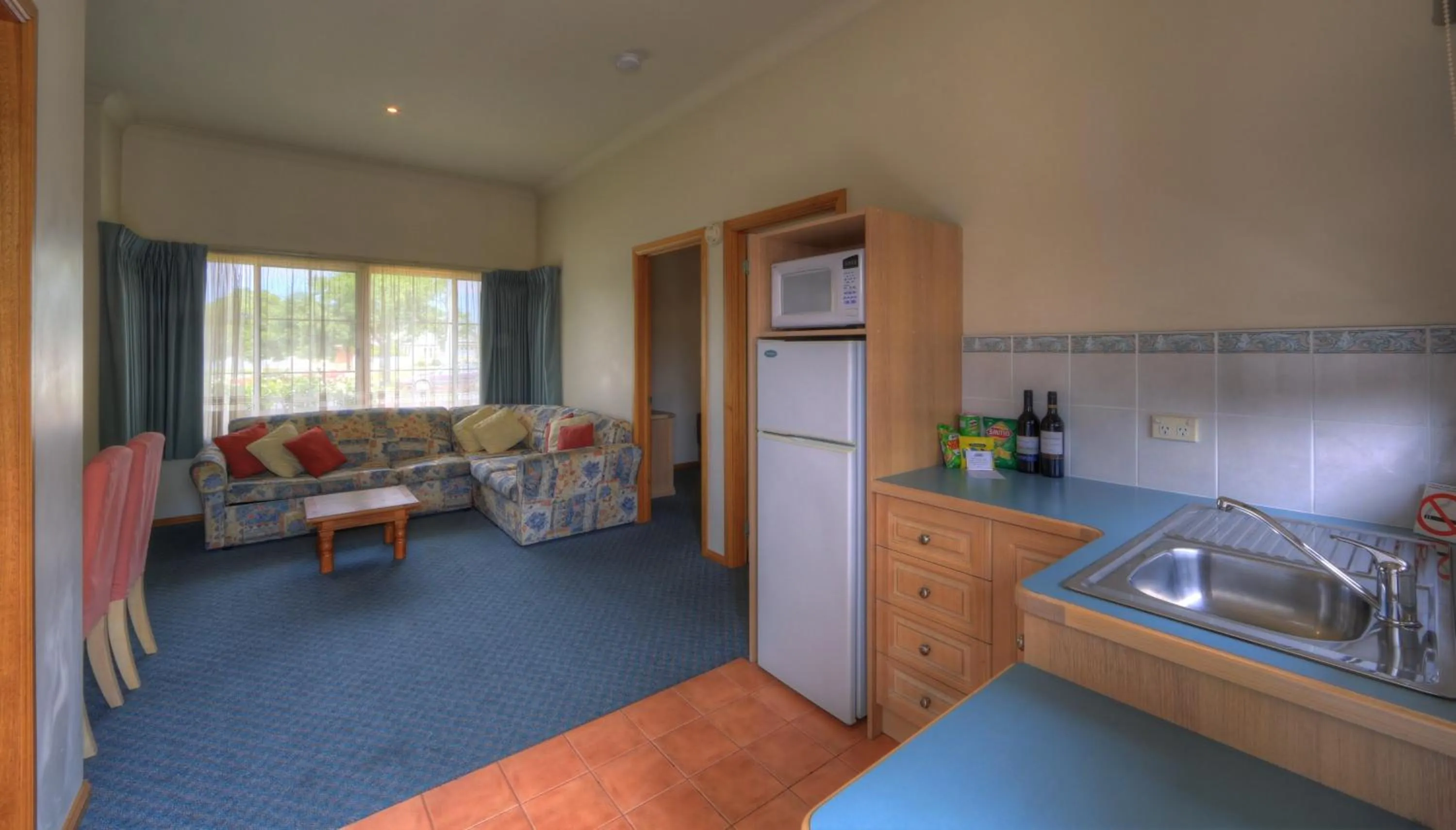 Kitchen or kitchenette in Bairnsdale Tanjil Motor Inn