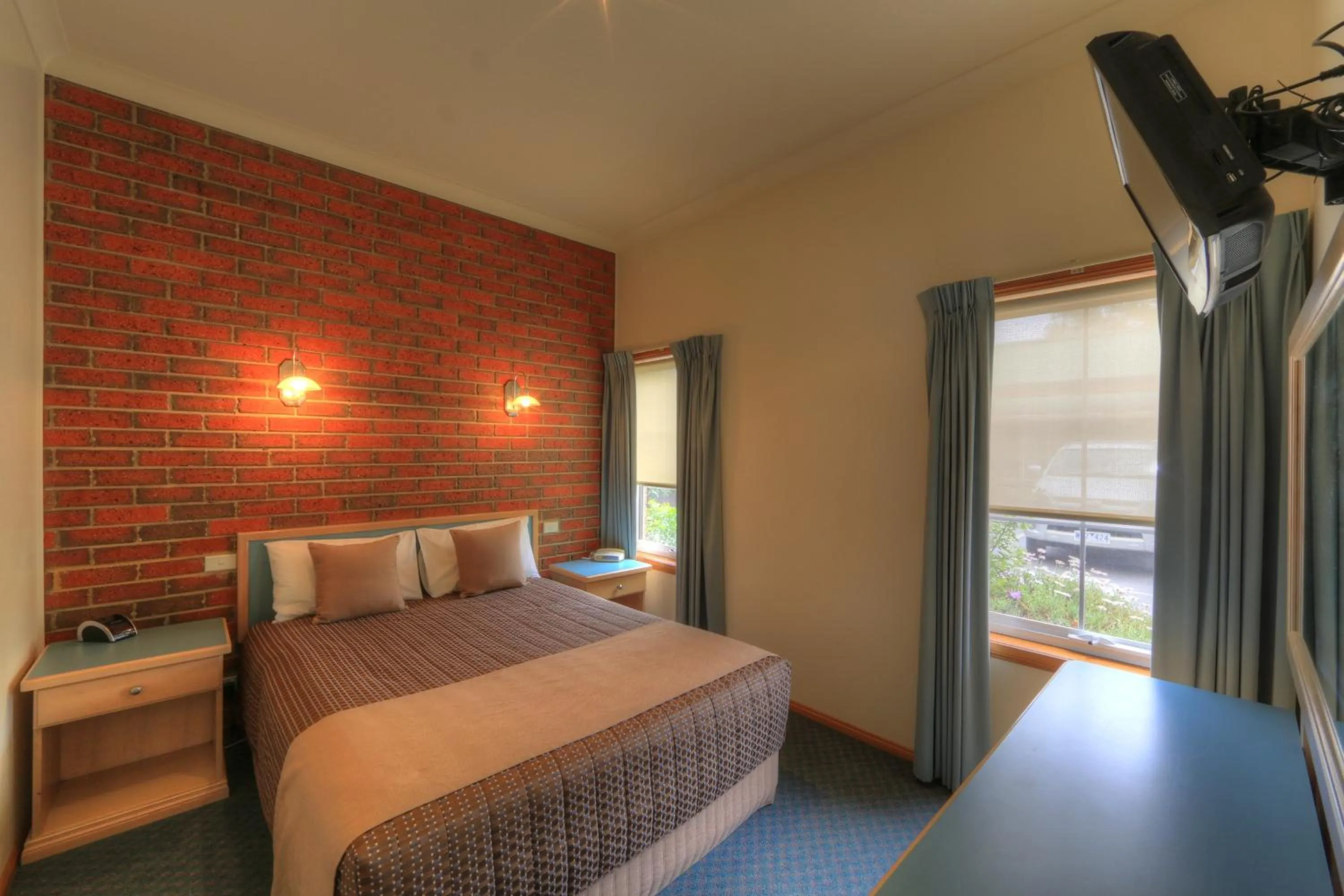 Bed in Bairnsdale Tanjil Motor Inn