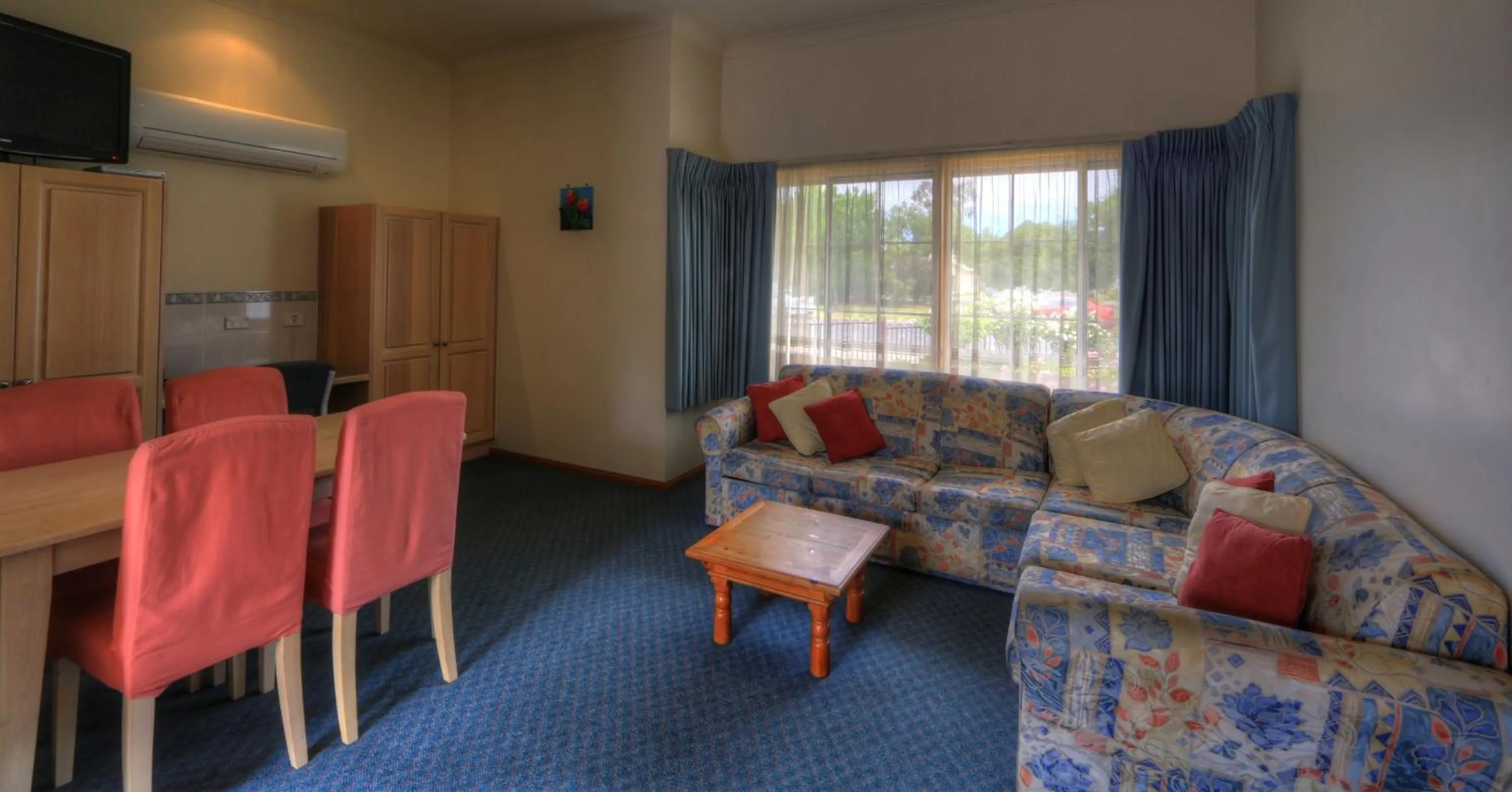 Living room in Bairnsdale Tanjil Motor Inn