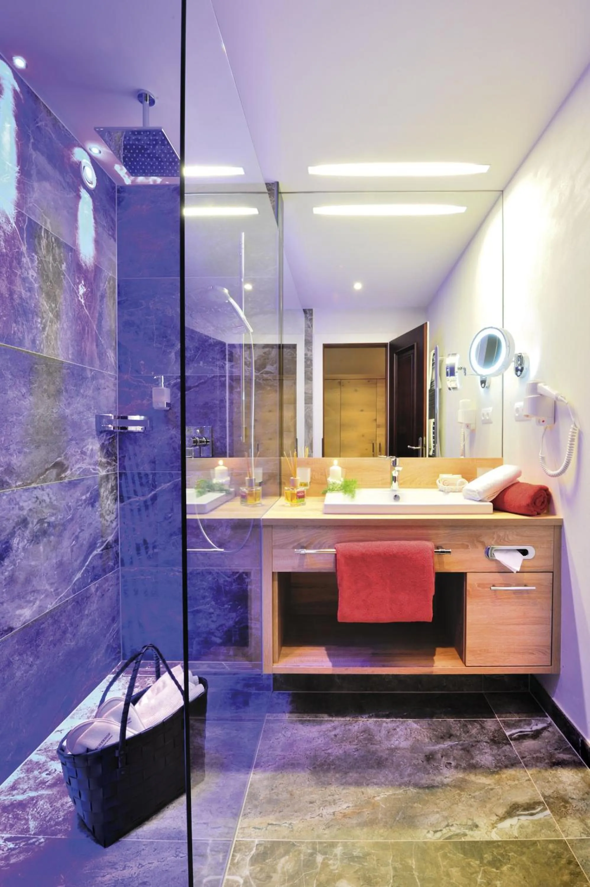 Shower, Bed in Alpbacherhof Mountain & Spa Resort