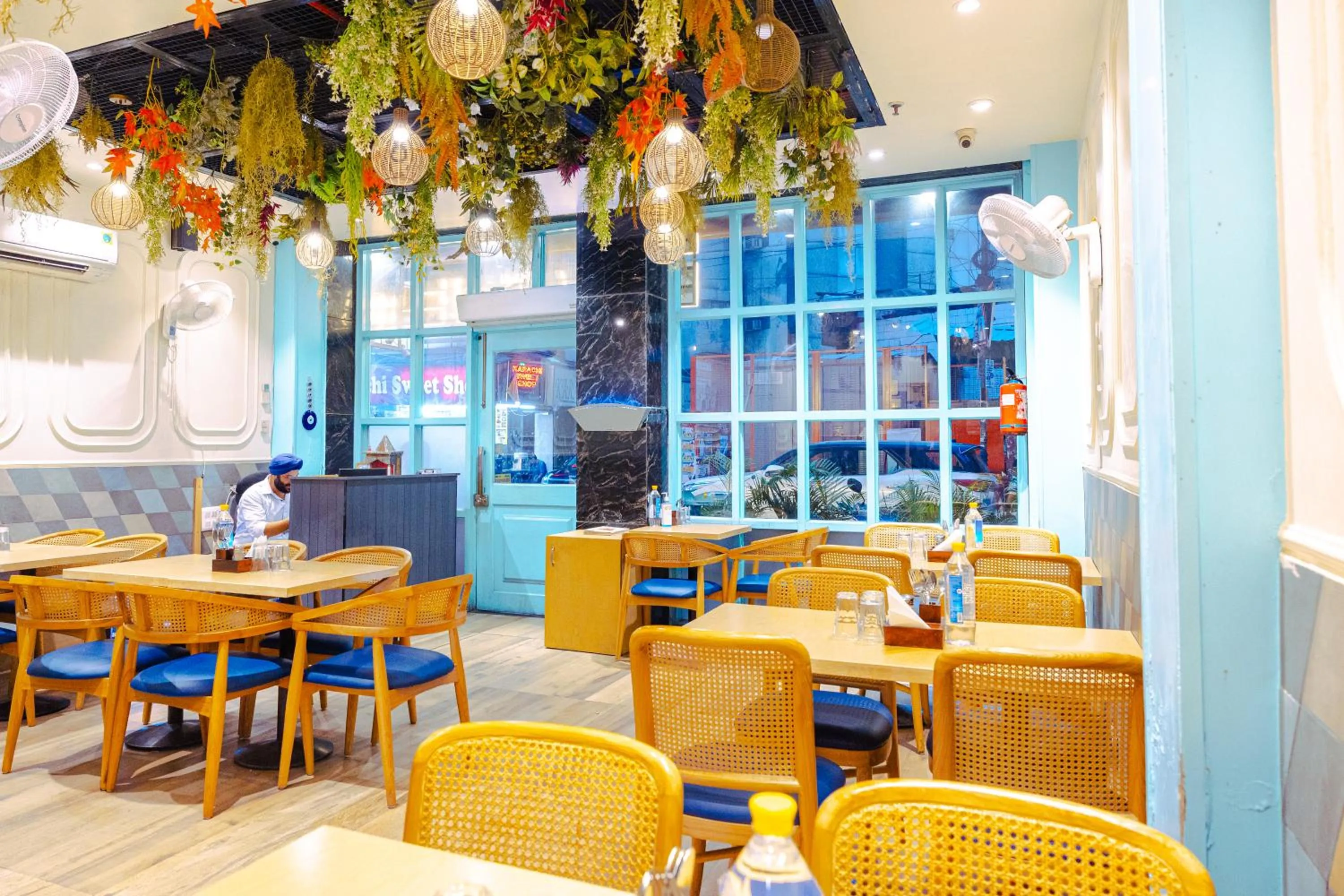 Restaurant/places to eat in Rupam Hotel