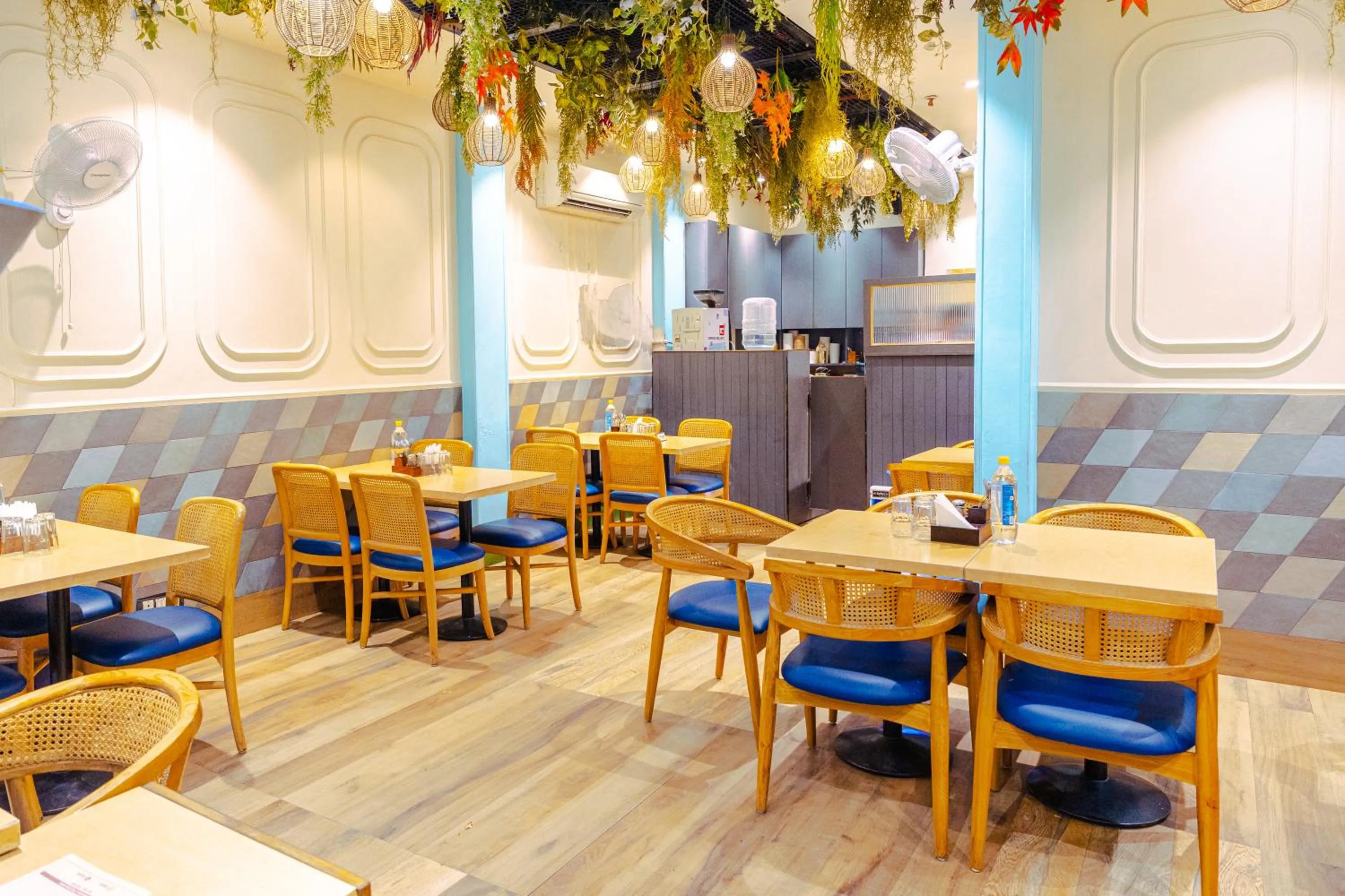 Restaurant/places to eat in Rupam Hotel