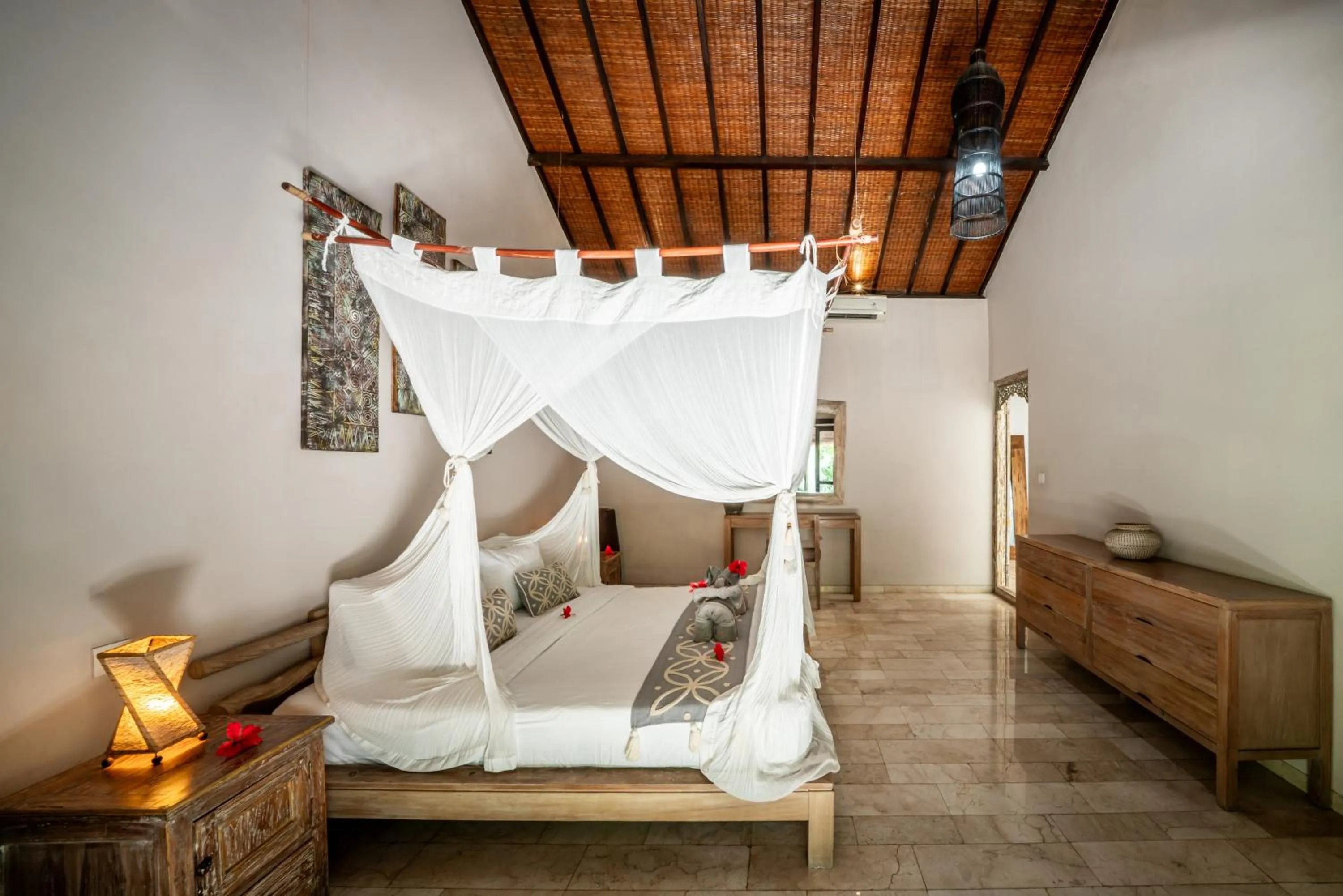 Bed in Villa Koala, 2Br Close to W, Potato Head and Shi Shi