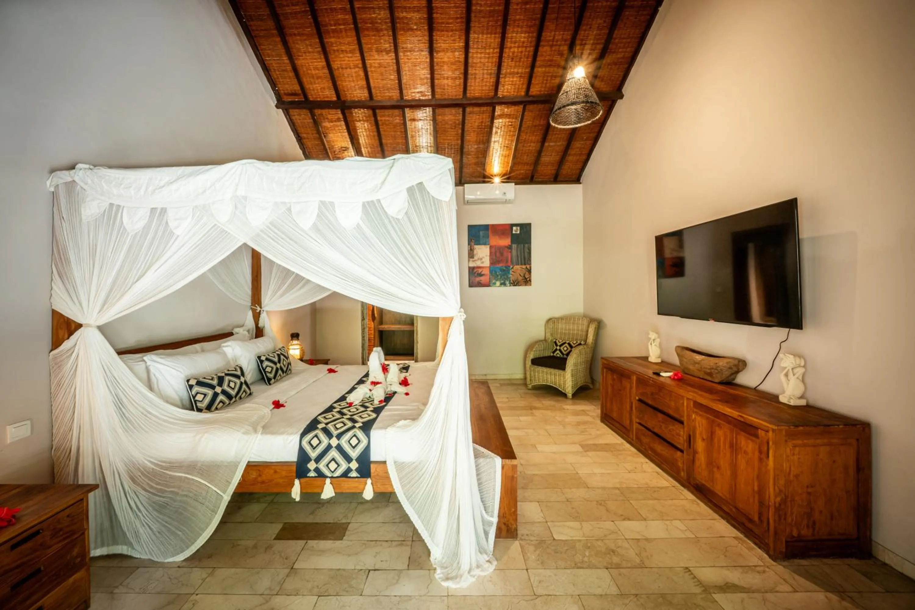 Bed in Villa Koala, 2Br Close to W, Potato Head and Shi Shi