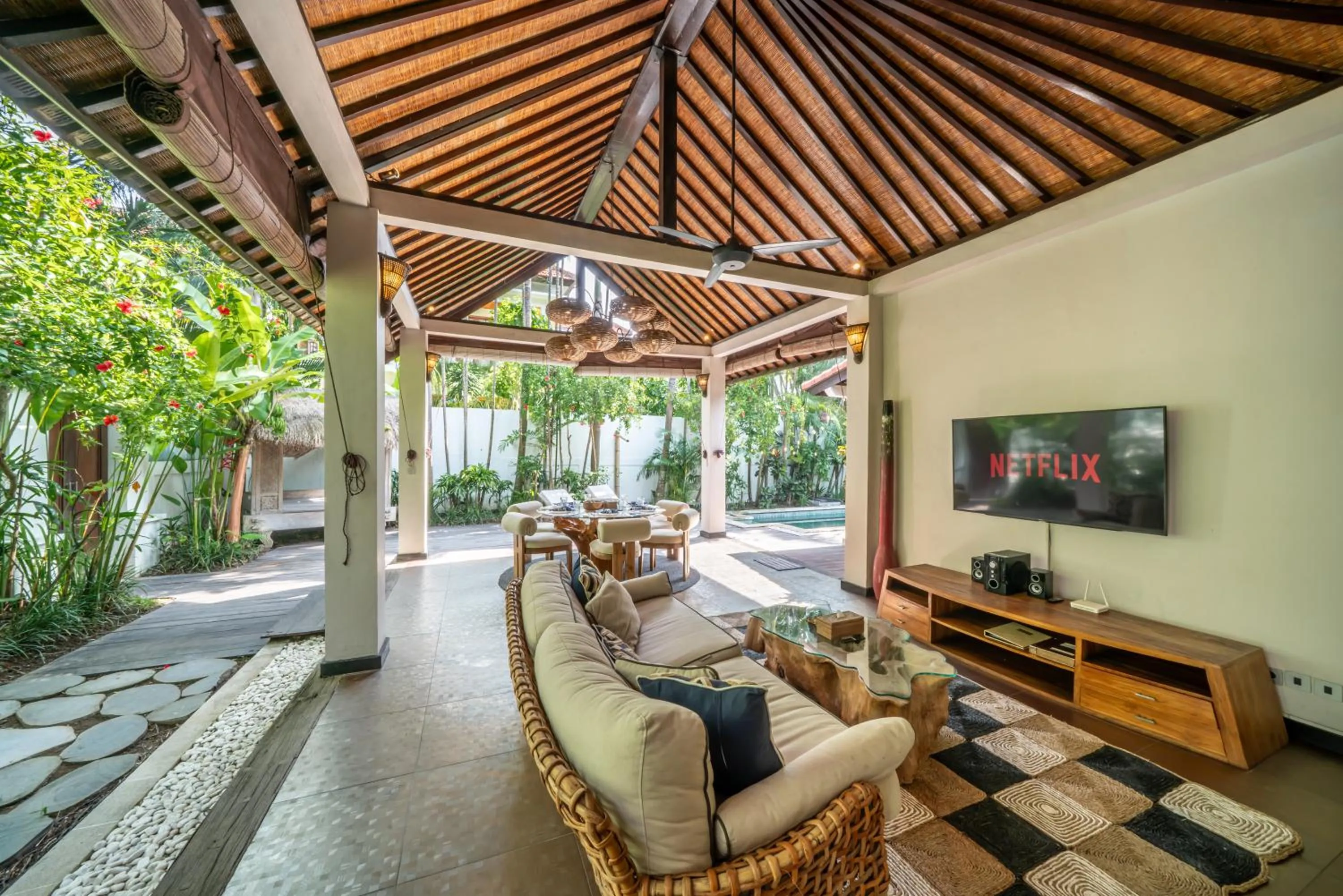 TV and multimedia in Villa Koala, 2Br Close to W, Potato Head and Shi Shi