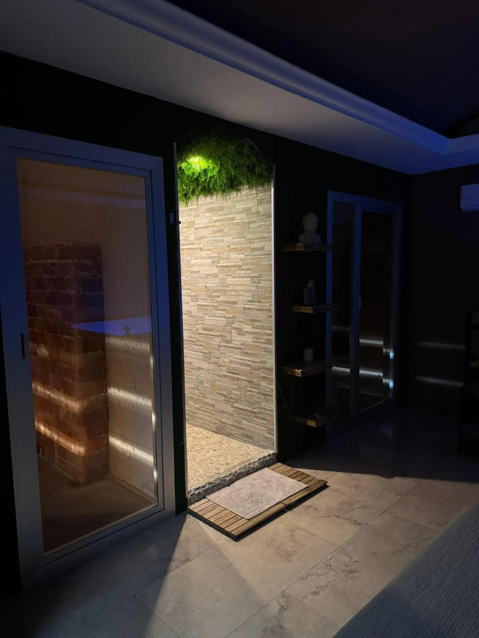 Shower in Royalty Rooms & Spa