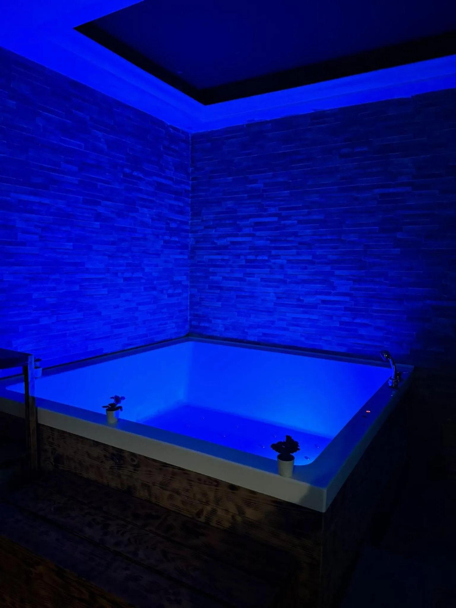 Hot Tub in Royalty Rooms & Spa