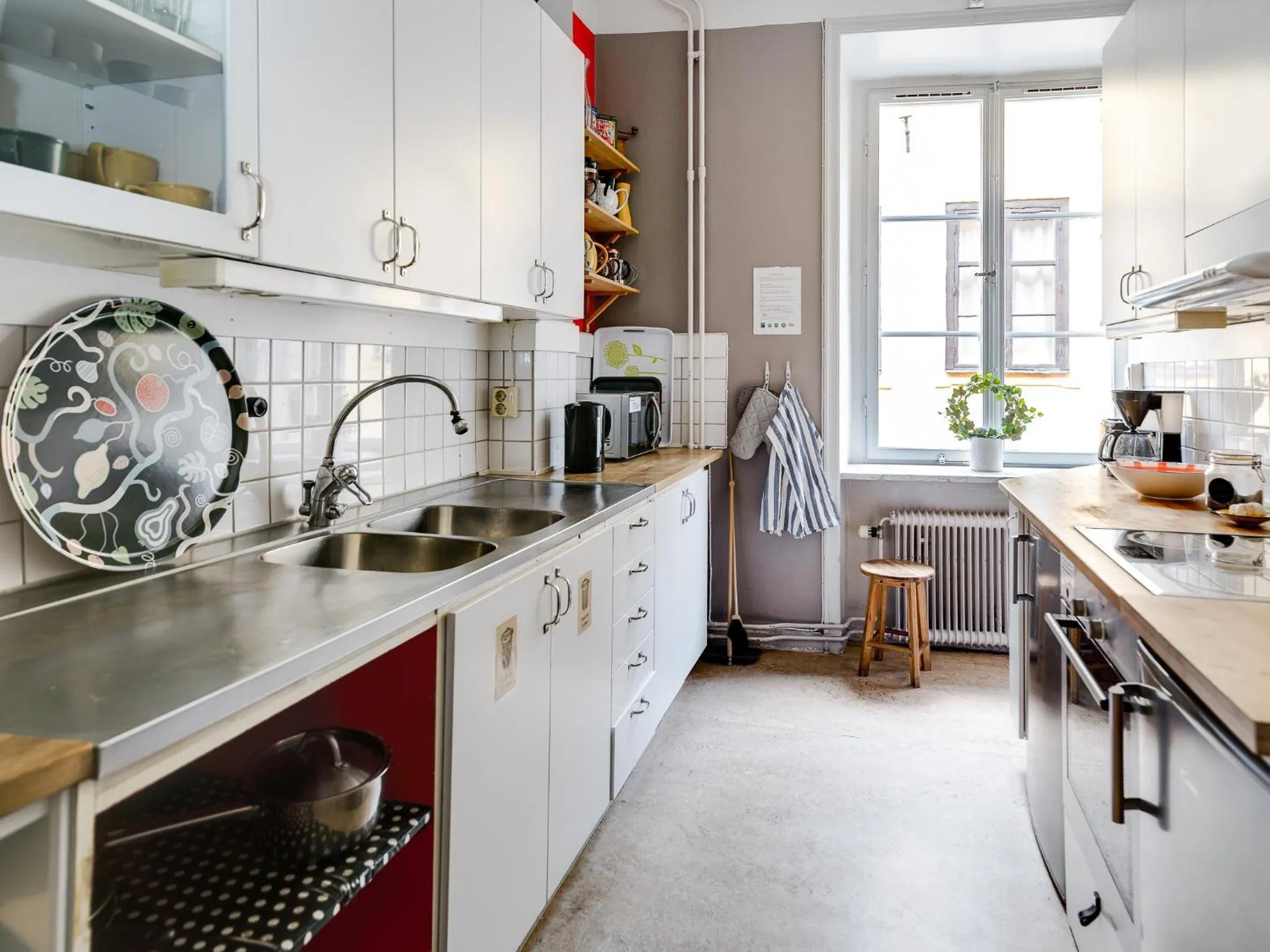 Kitchen or kitchenette in Castanea Old Town Hostel