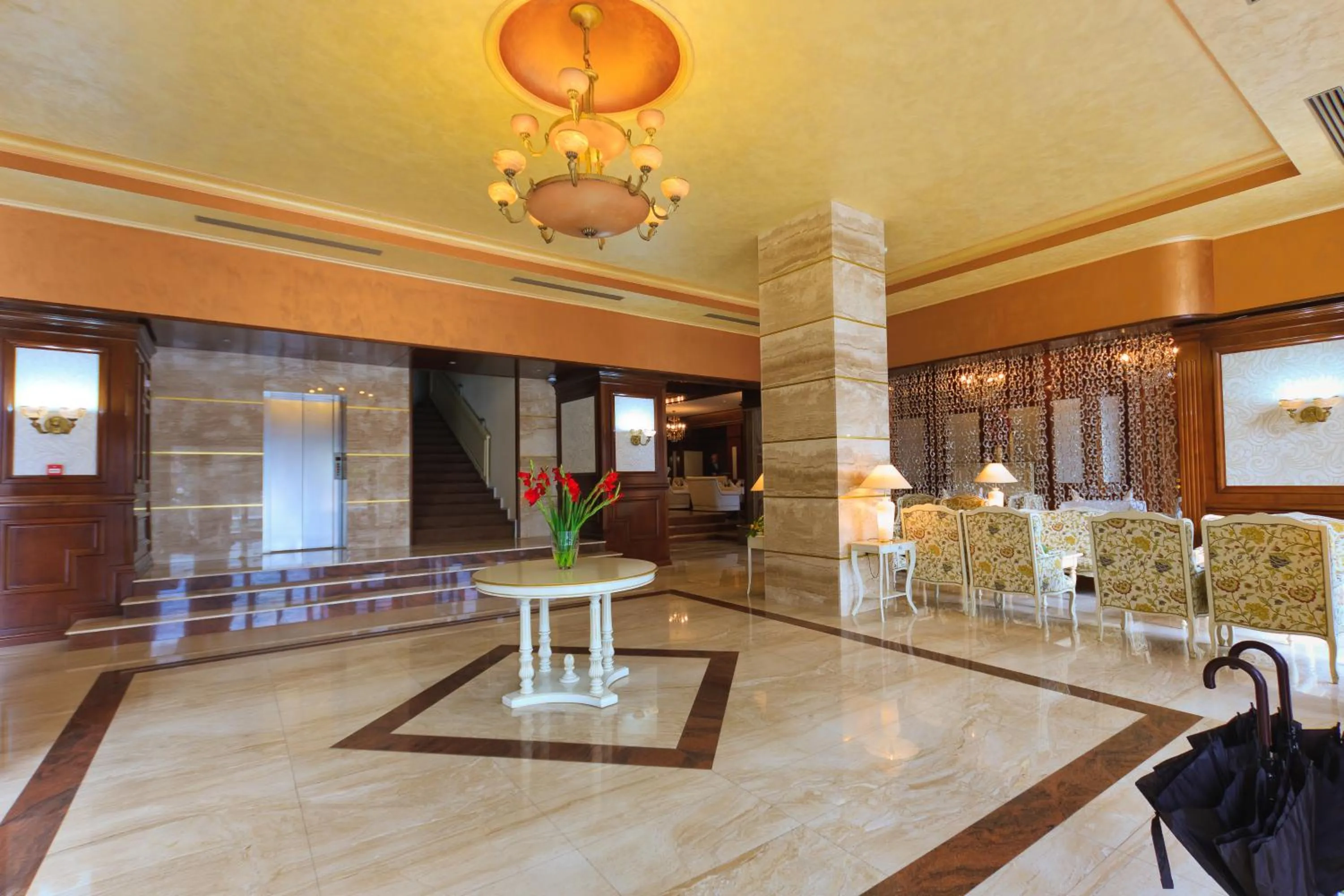 Lobby or reception in Hotel Roman by Dumbrava Business Resort