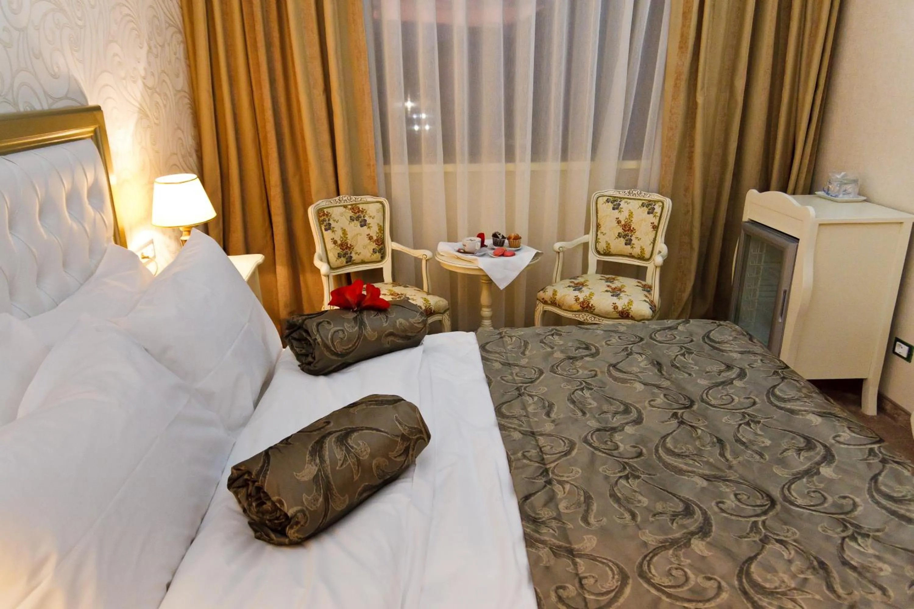 Bed in Hotel Roman by Dumbrava Business Resort
