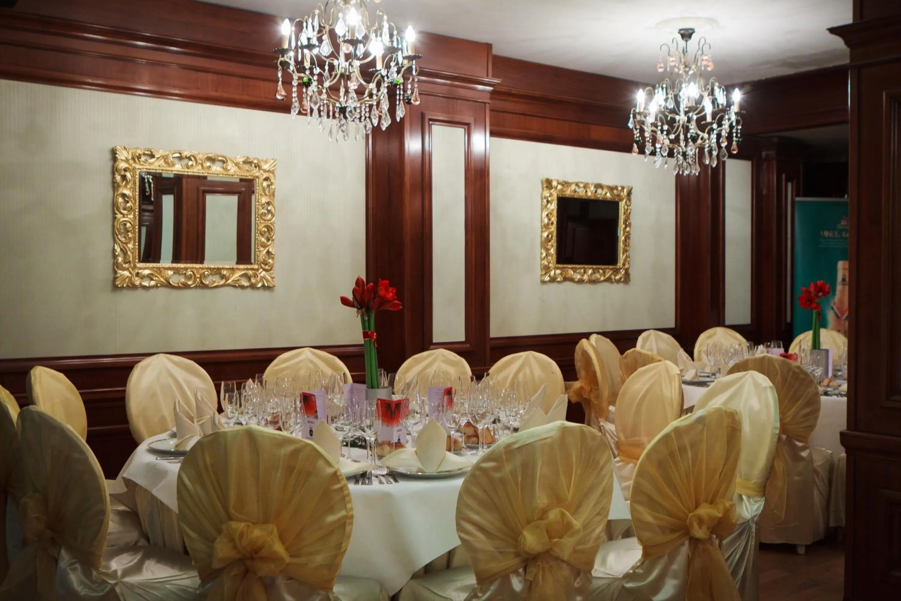 Restaurant/places to eat in Hotel Roman by Dumbrava Business Resort