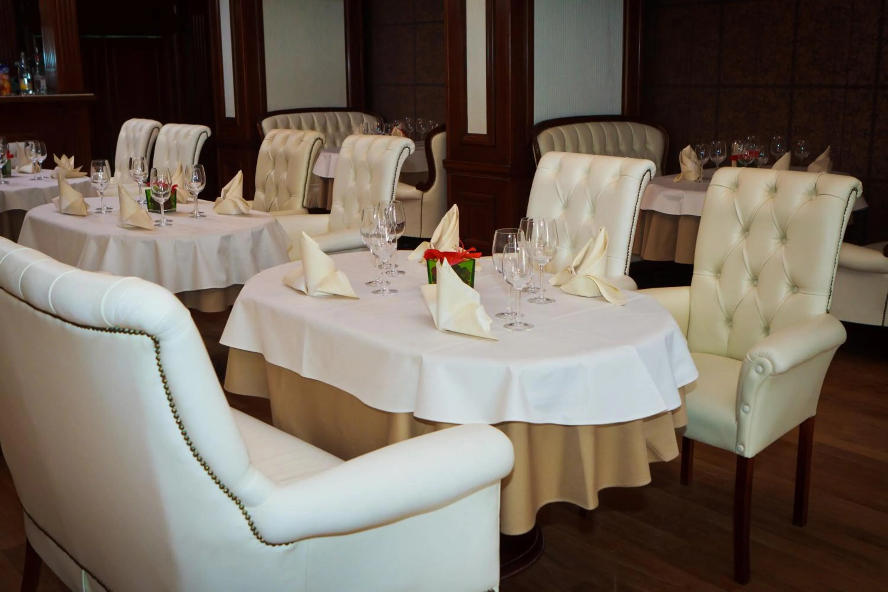 Restaurant/places to eat in Hotel Roman by Dumbrava Business Resort