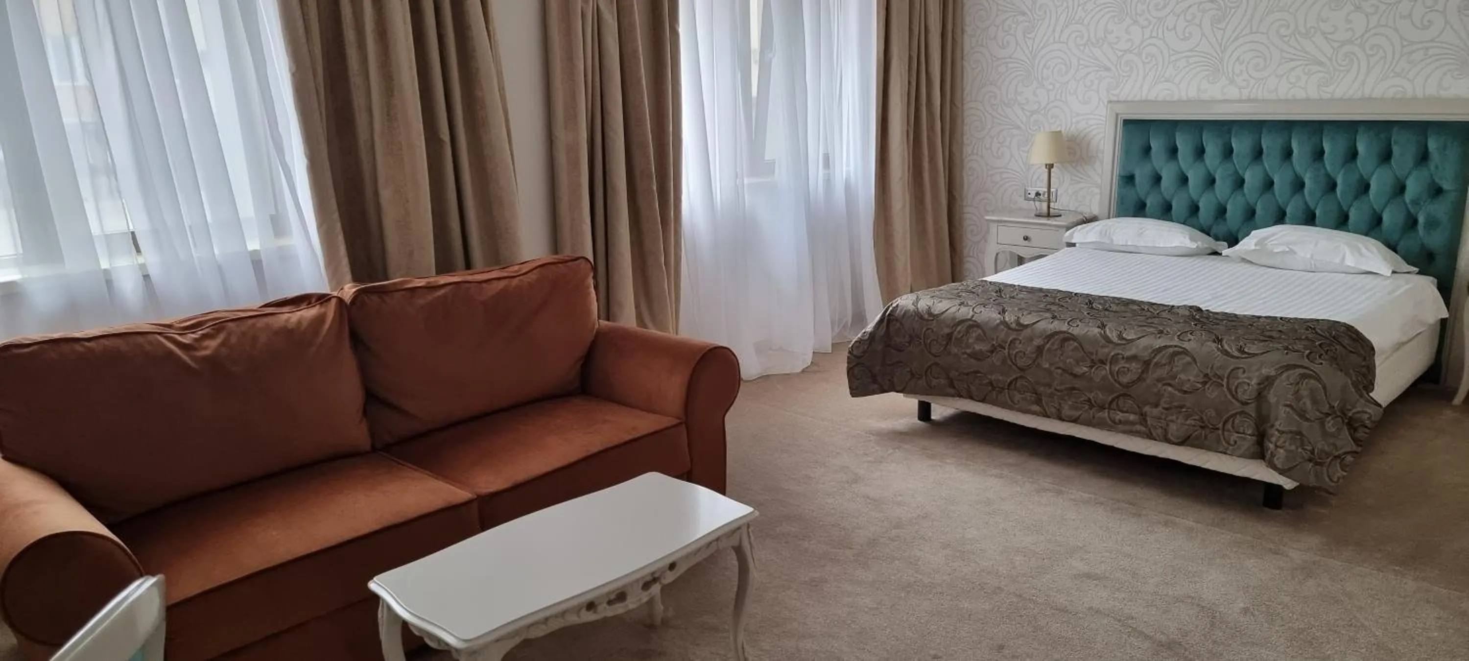 Bed in Hotel Roman by Dumbrava Business Resort