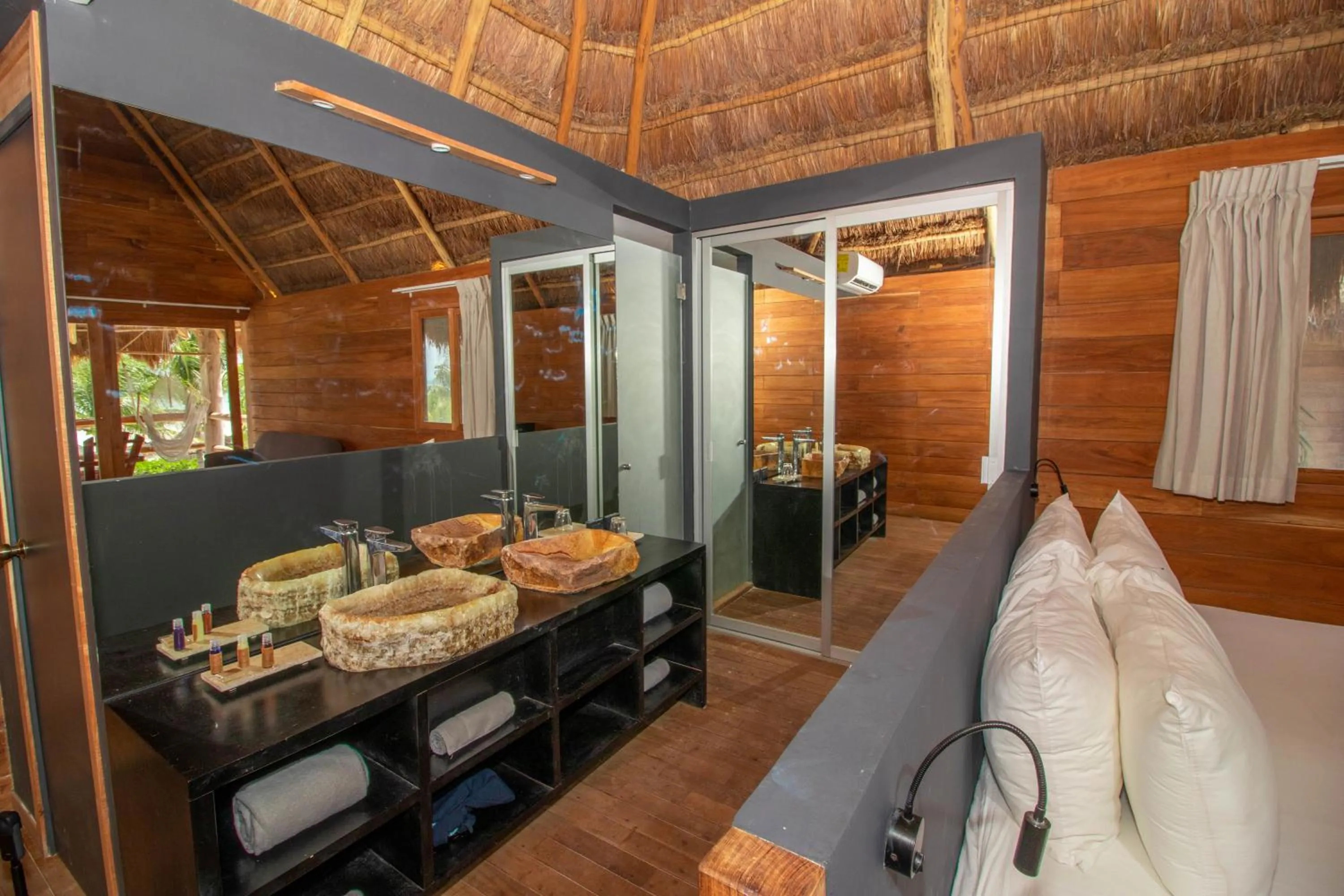 Photo of the whole room, Bed in Blue Holbox