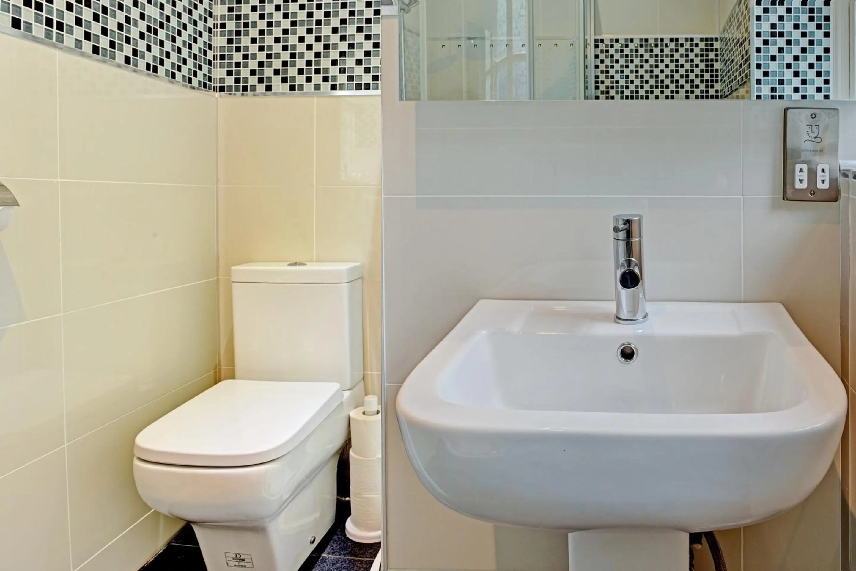 Bathroom in The Gables Hotel, Birmingham Airport