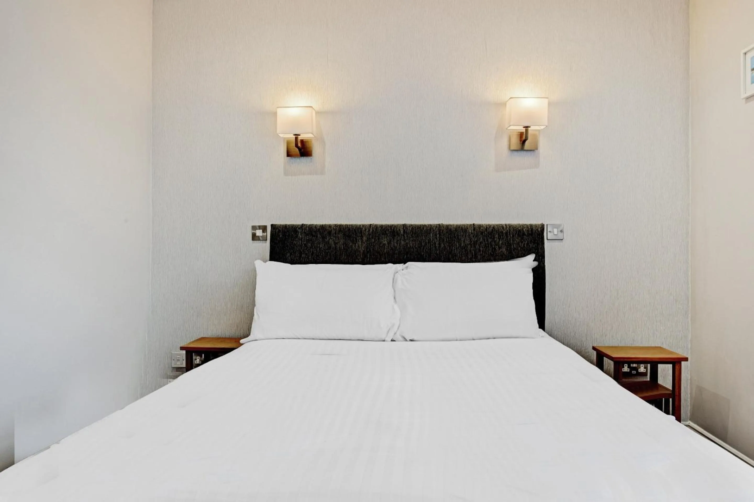 Bedroom, Bed in The Gables Hotel, Birmingham Airport