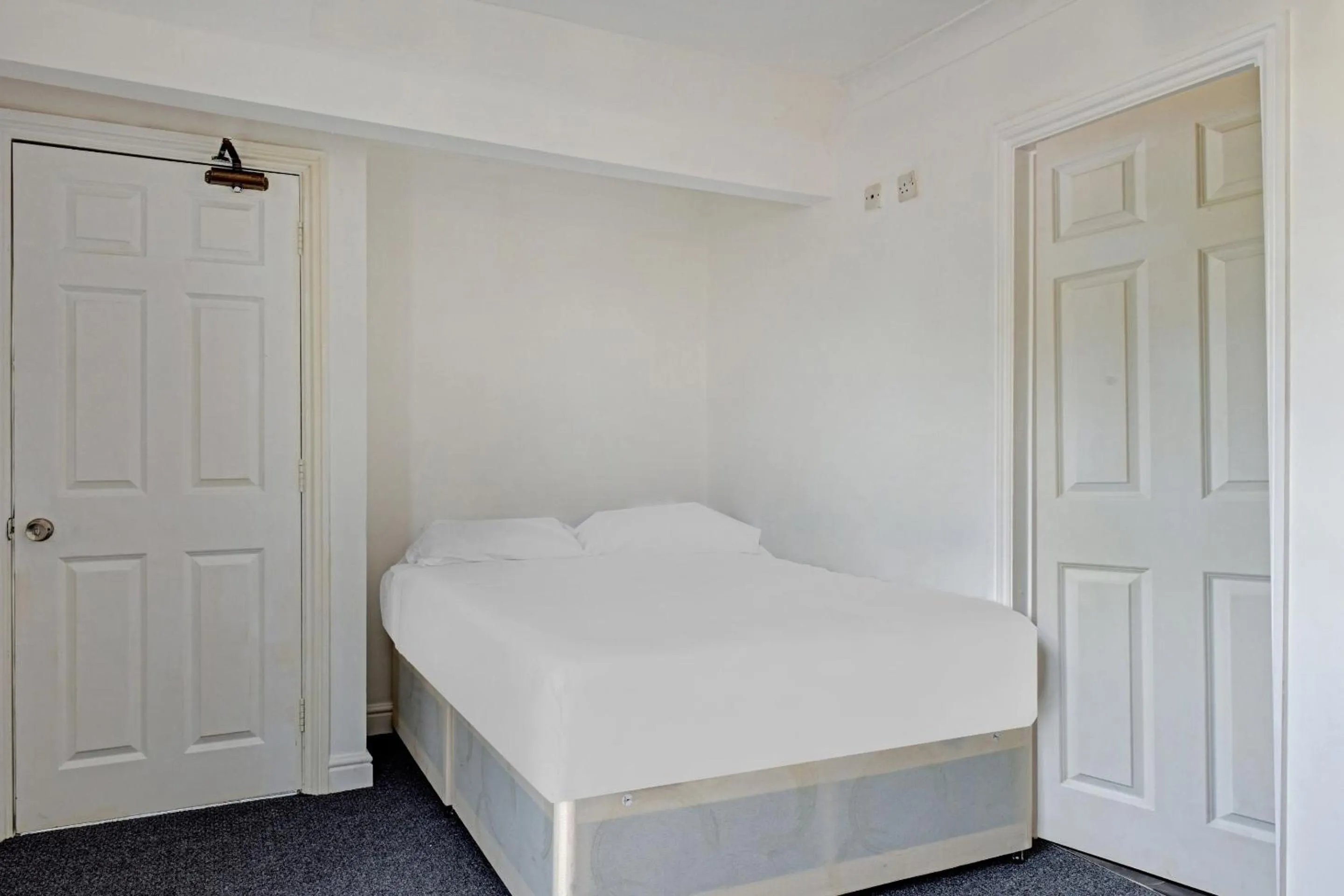 Bedroom, Bed in The Gables Hotel, Birmingham Airport