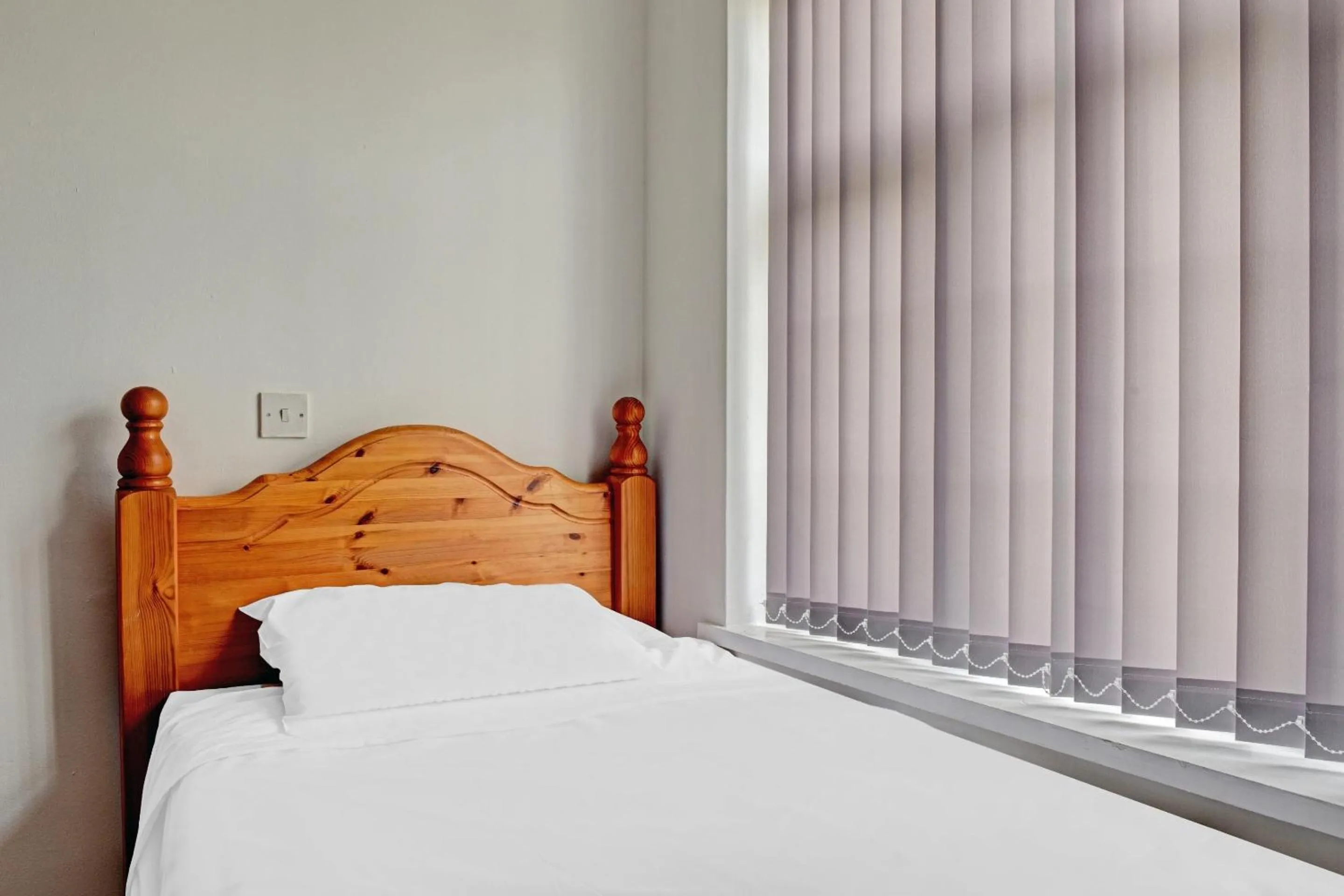 Bedroom, Bed in The Gables Hotel, Birmingham Airport