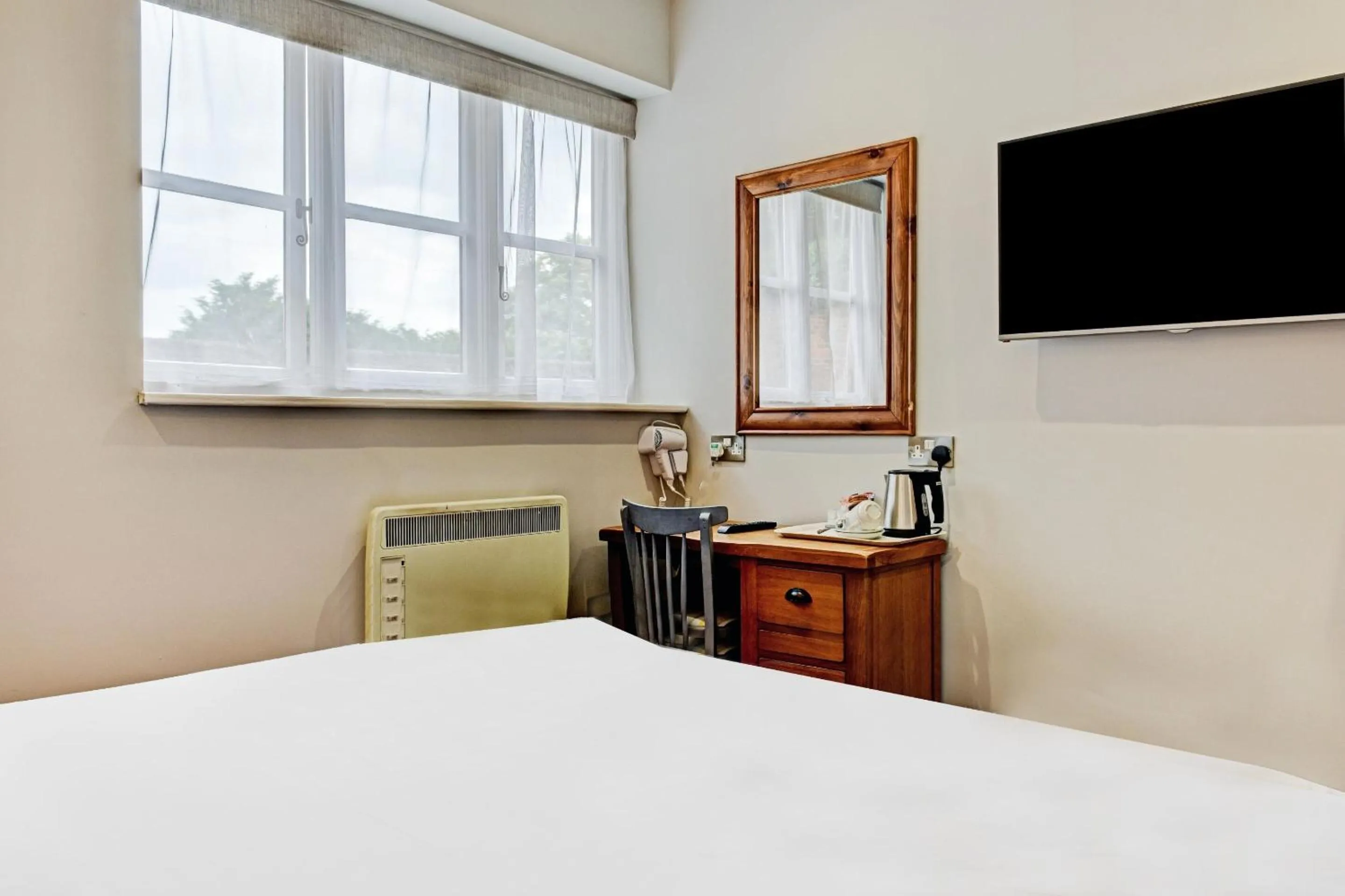 Bedroom, Bed in The Gables Hotel, Birmingham Airport