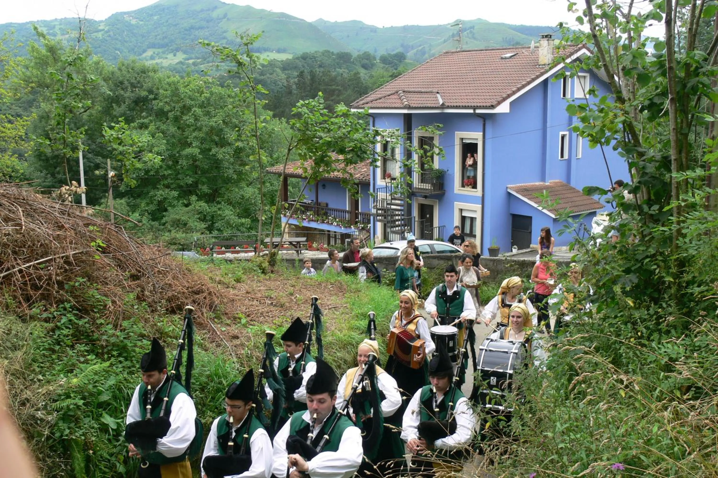 People in La Casona de Cardes