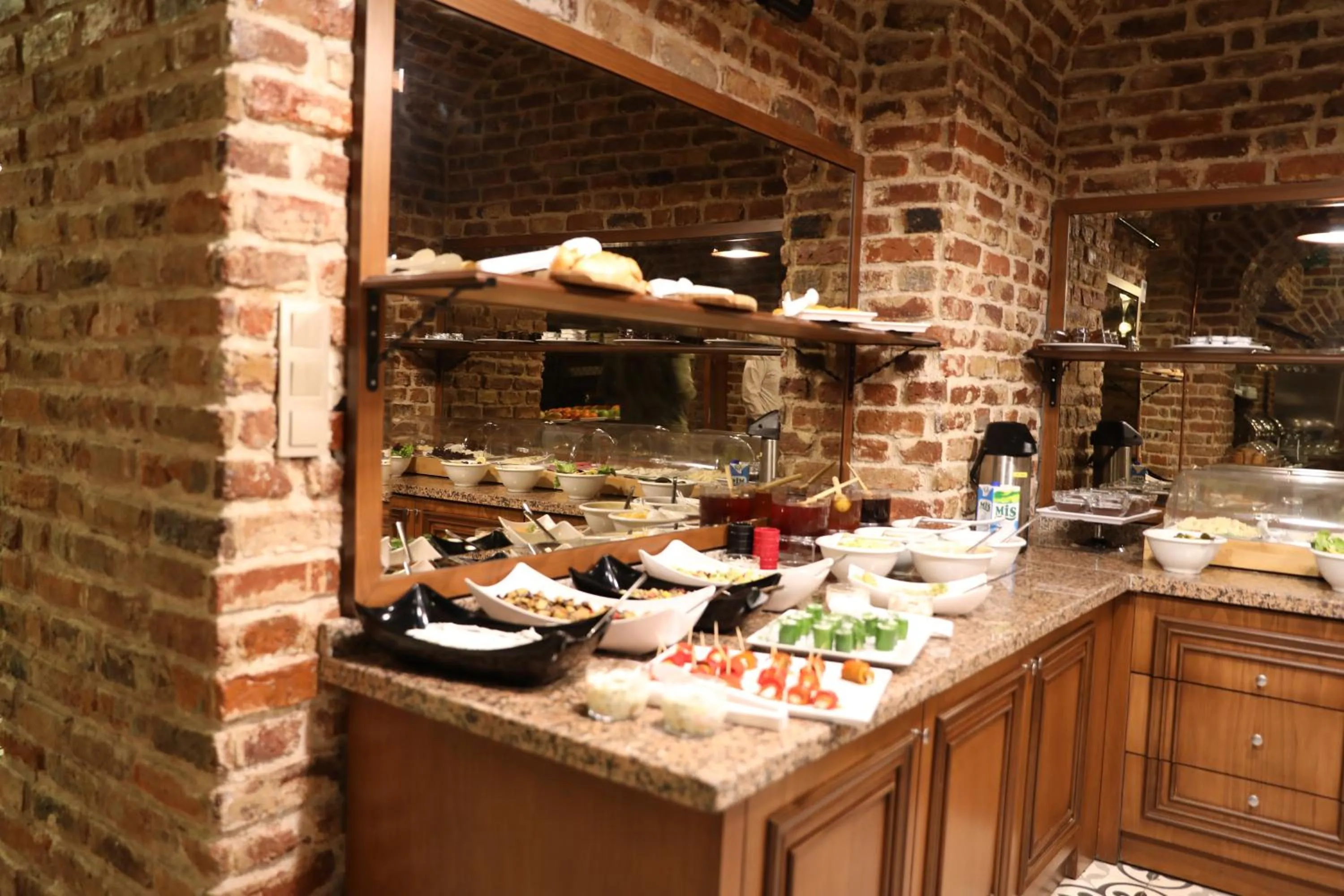 Restaurant/places to eat in Meserret Palace Hotel - Special Category