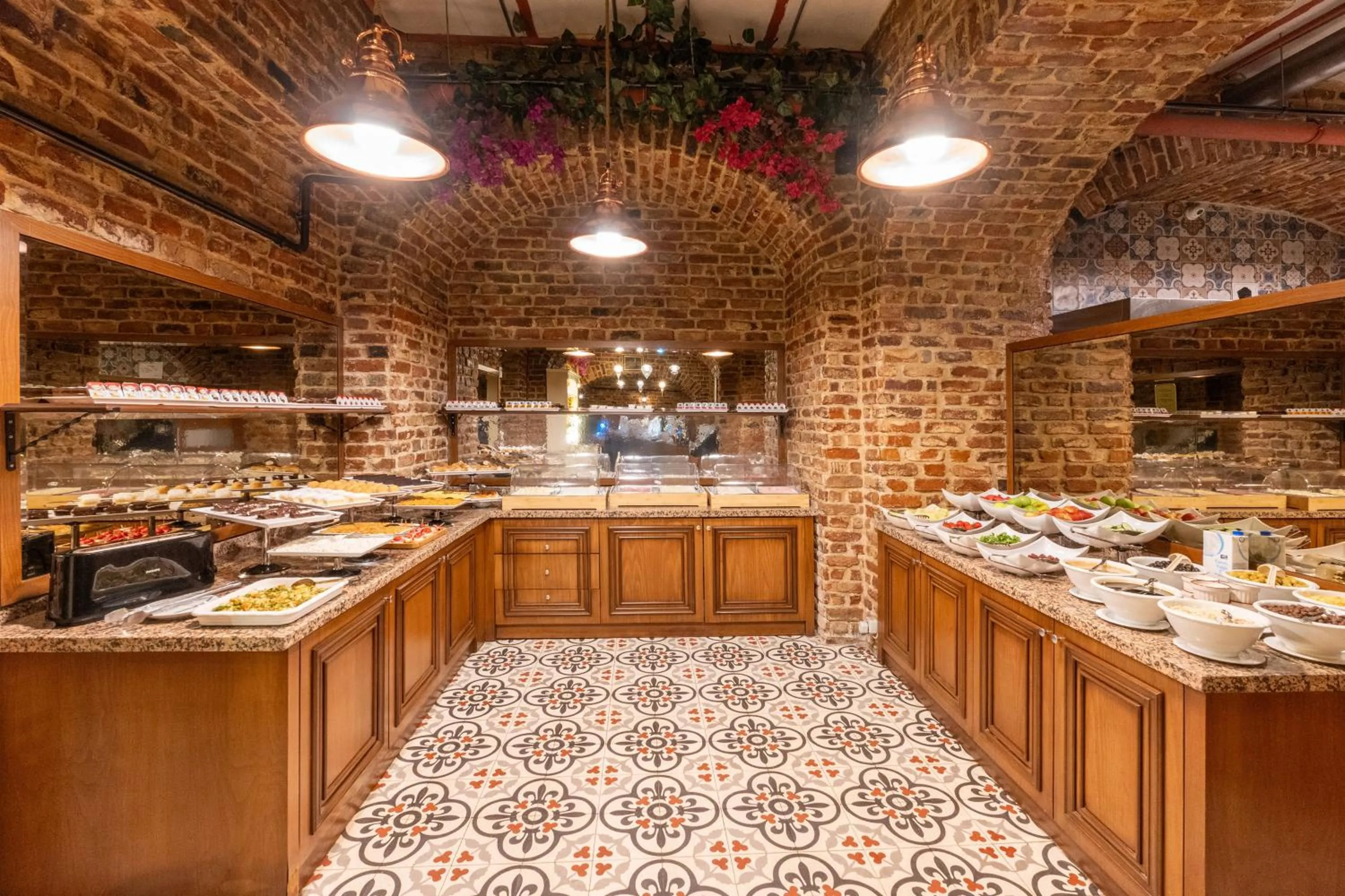 Restaurant/places to eat in Meserret Palace Hotel - Special Category