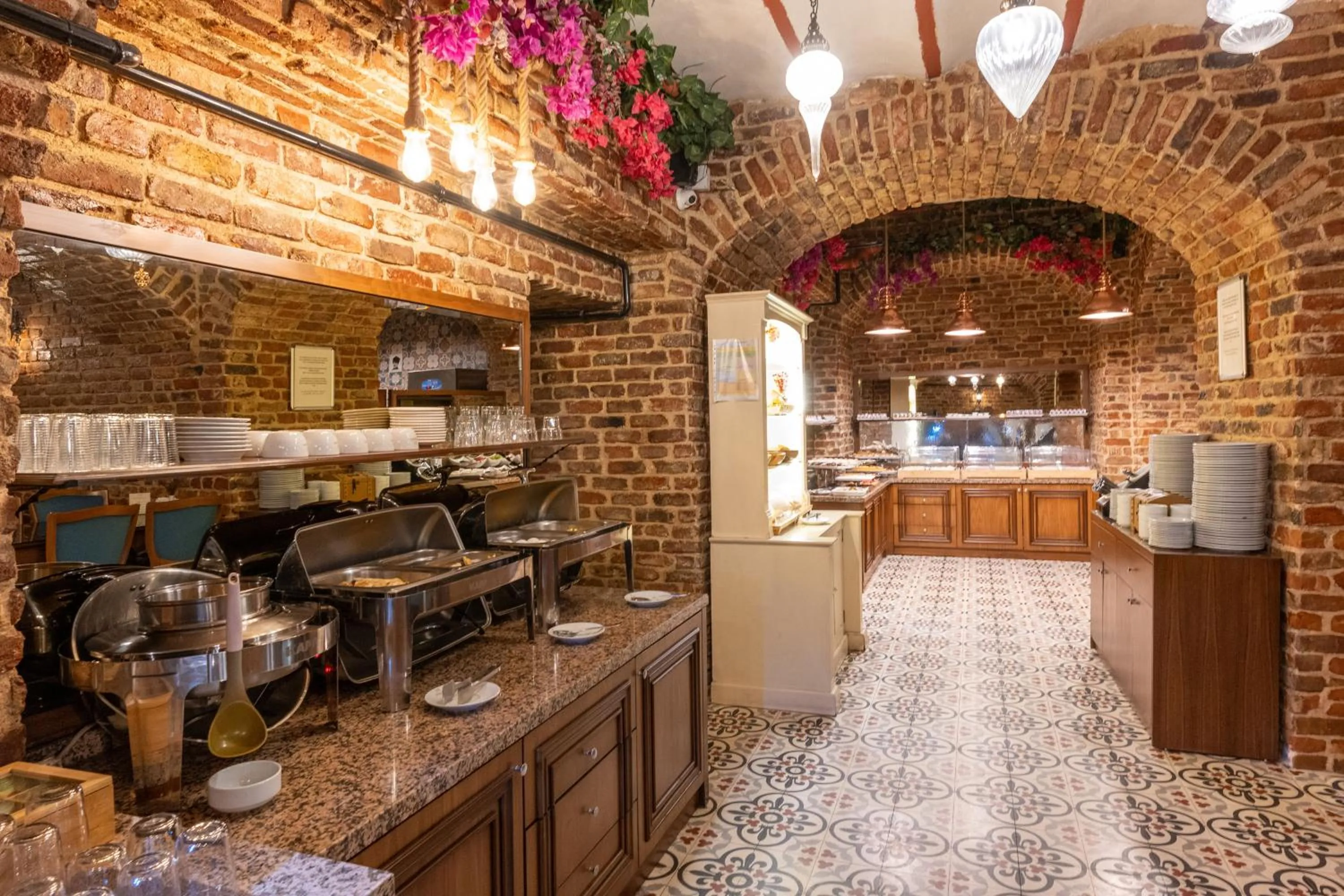 Restaurant/places to eat in Meserret Palace Hotel - Special Category