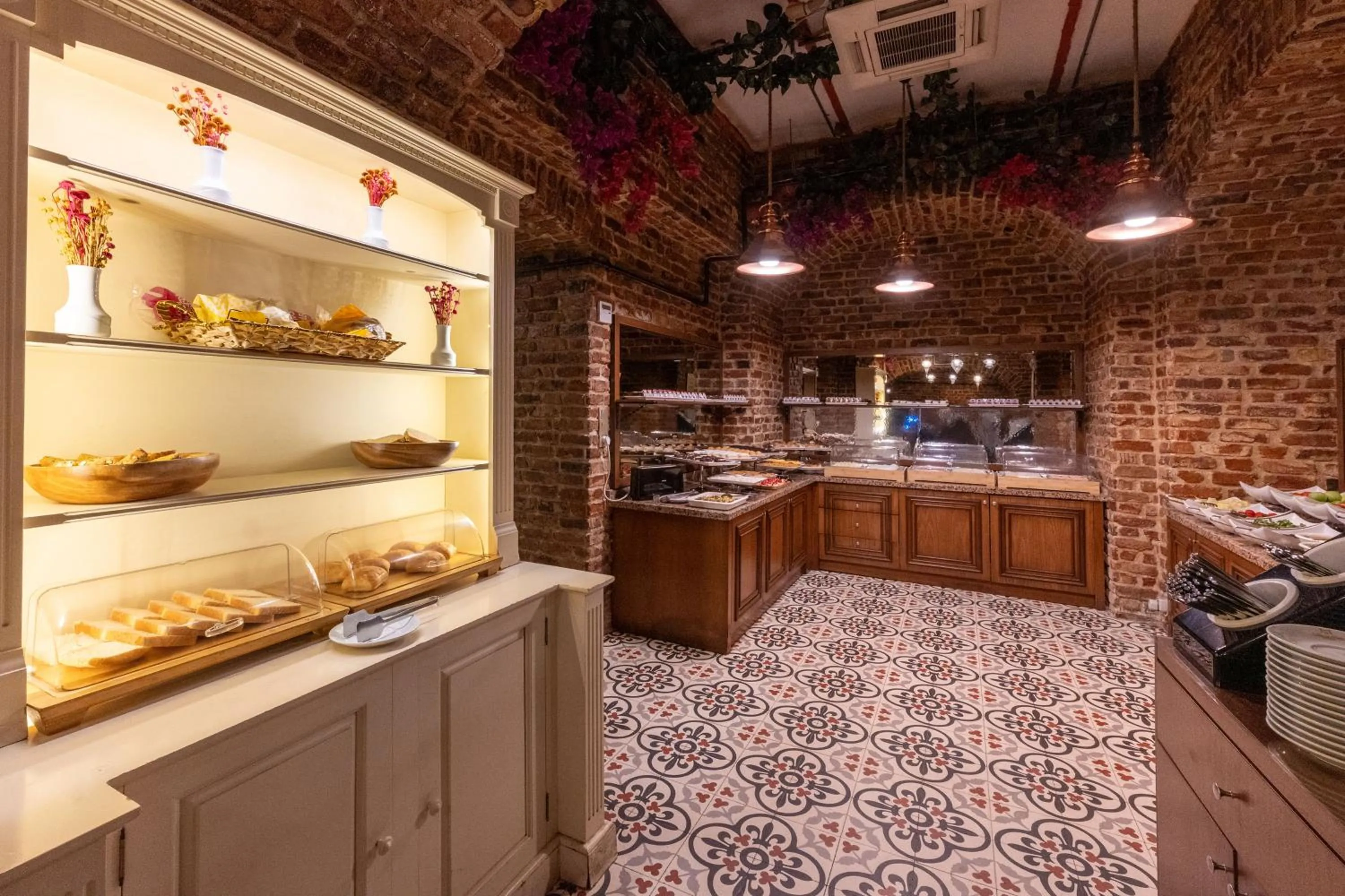 Restaurant/places to eat in Meserret Palace Hotel - Special Category