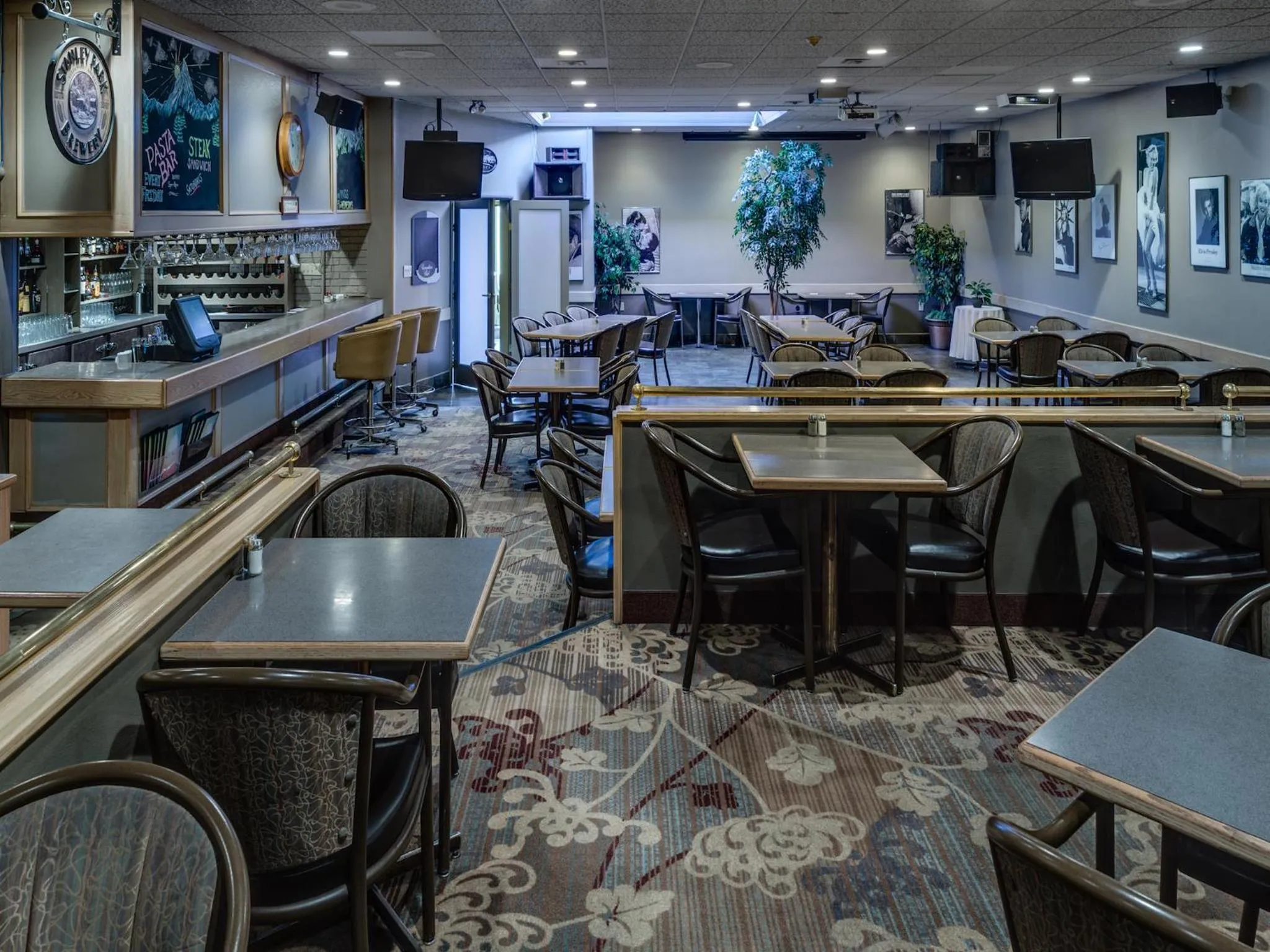 Lounge or bar in Heritage Inn Hotel & Convention Centre - Cranbrook