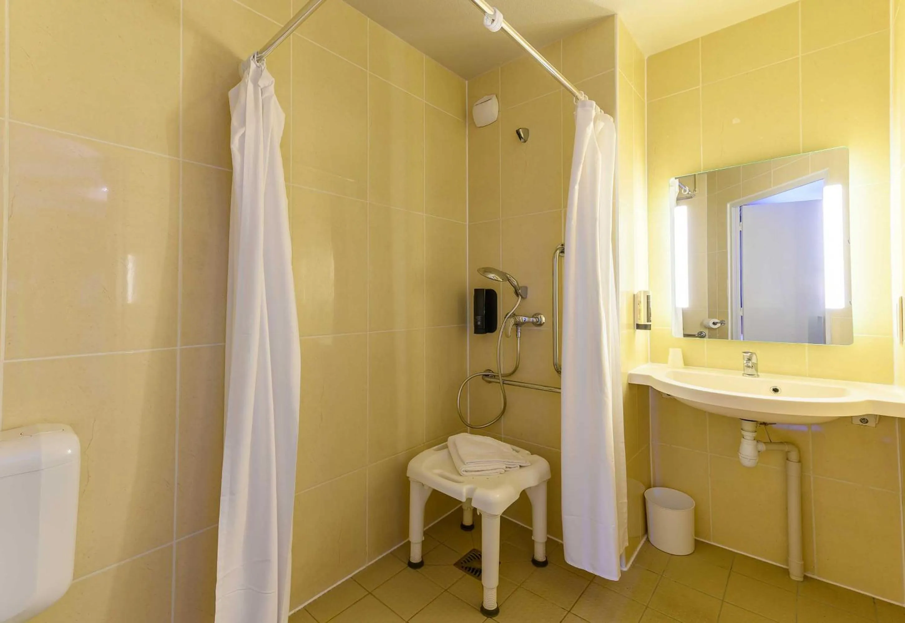 Shower in B&B HOTEL Marne-la-Vallée Bussy-Saint-Georges