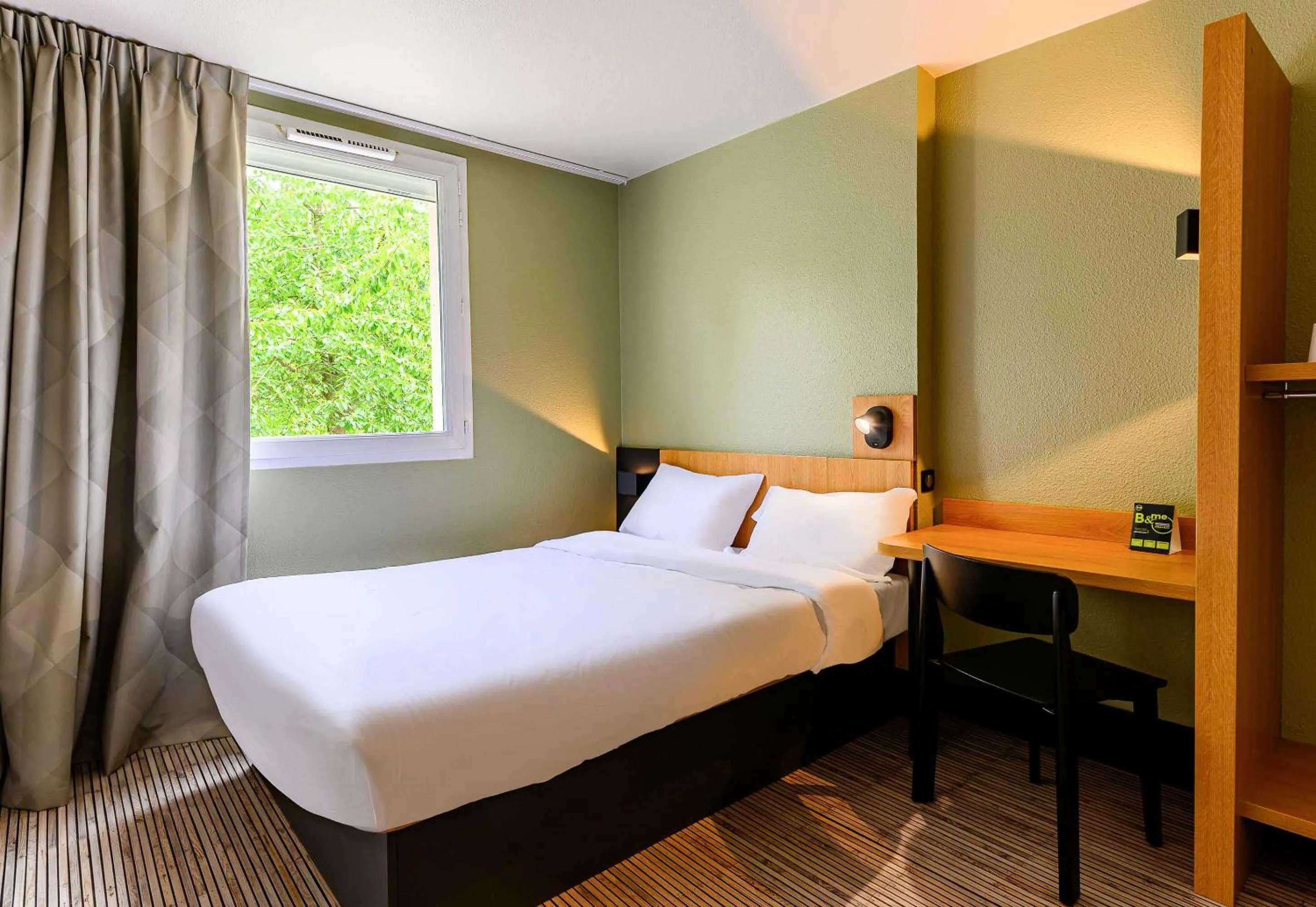 Bed in B&B HOTEL Marne-la-Vallée Bussy-Saint-Georges